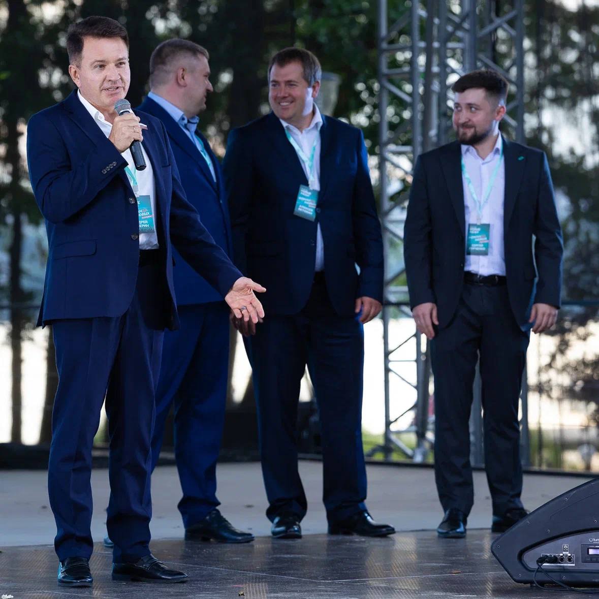 «Новые люди» презентовали воронежскую команду в формате городского фестиваля Представление Команды кандидатов от «Новых людей» прошло на сцене амфитеатра парка «Дельфин». А перед этим кандидаты устроили на пирсе дискуссию с депутатами Госдумы от партии «Новые люди» Сарданой Авксентьевой и Антоном Ткачёвым. Необычный формат выдвижения своей Команды кандидатов «Новые люди» выбрали не случайно - партия демонстрирует открытость и доступность для любого жителя Воронежа. «Честно скажу, «Новые люди» идут на выборы с программой, которую придумали не мы. Мы идём с программой, которую услышали от вас. У нас с вами накопилось очень много работы и много вопросов, которые нам предстоит решать вместе», - сообщил воронежцам лидер реготделения партии Сергей Гурченко. Напомним, что ранее «Новые люди» проверяли качество воды в автоматах продажи в Воронеже и обнаружили один в центре города, из которого воду брать опасно. Также «Новые люди» предложили мэру ввести с 1 сентября льготный проезд для учащихся за счёт сокращения штата чиновников. «Решения многих проблем, на самом деле, лежат на поверхности. Но большинство действующих чиновников их видеть не хотят. И не смогут, пока не перейдут к открытому диалогу с жителями. У нашей Команды приоритеты иные. Мы не огораживаемся от прямого, откровенного общения с людьми. Поэтому знаем, что и как нужно делать», — подчеркнул председатель реготделения партии «Новые люди» Андрей Суверин. Список кандидатов от партии в областную Думу возглавляет лидер реготделения «Новых людей» Сергей Гурченко, доктор областной больницы Татьяна Андриевских и предприниматель Алексей Ветохин. Первая тройка в городскую Думу: директор компании «Стерх» Андрей Суверин, общественный деятель Никита Панов и экономист Сергей Никодимов. В областную Думу идёт 115 кандидатов, в городскую Думу – 75. Подписывайся на «Площадь»