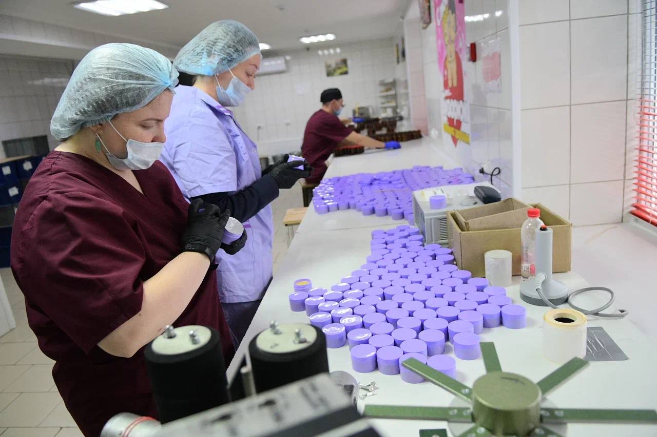 С 2015 года число малых и средних предприятий в Краснодаре выросло на 35% 10 лет назад их было 78,7 тысячи, сейчас — 106,5 тысяч. В малом бизнесе занято 37% работающих краснодарцев. Краевой центр входит в пятерку городов-миллионников РФ, лидирующих по количеству предпринимателей. В их числе Москва, Санкт-Петербург, Екатеринбург и Новосибирск. — Инфраструктура поддержки малого и среднего бизнеса действует в Краснодарском крае по инициативе и при поддержке губернатора Вениамина Ивановича Кондратьева. Основные виды поддержки — консультационные, финансовые, например, гранты, субсидии и предоставление имущества на льготных условиях, — отметил начальник городского управления инвестиций и развития малого и среднего предпринимательства Василий Литвинов. Читайте нас: Телеграм ВК Дзен Все каналы администрации