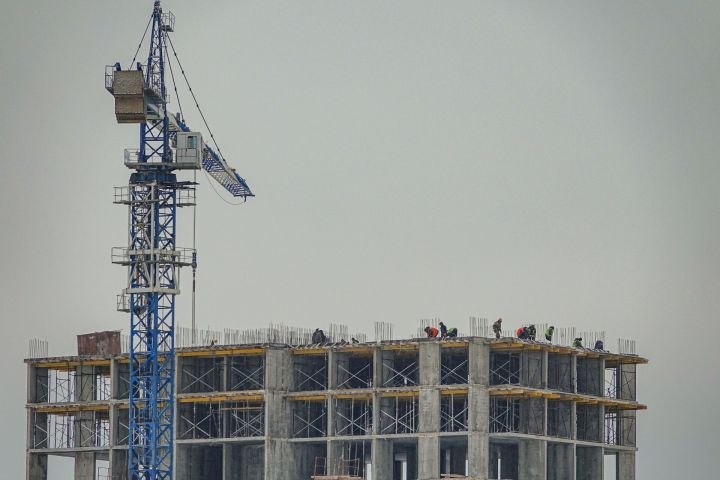 Рекордный год в Татарстане ввели более 3 5 млн кв метров жилья На республиканском совещании в Доме Правительства РТ которое в режиме видеоконференции провел Раис Татарстана Рустам Минниханов министр строительства архитектуры и ЖКХ Марат Айзатуллин сообщил об историческом рекорде по вводу жилья План в республике перевыполнен на 8 а общая площадь сданного жилья составила 3 миллиона 515 тысяч квадратных метров Подробнее на сайте Челнинскихи известий