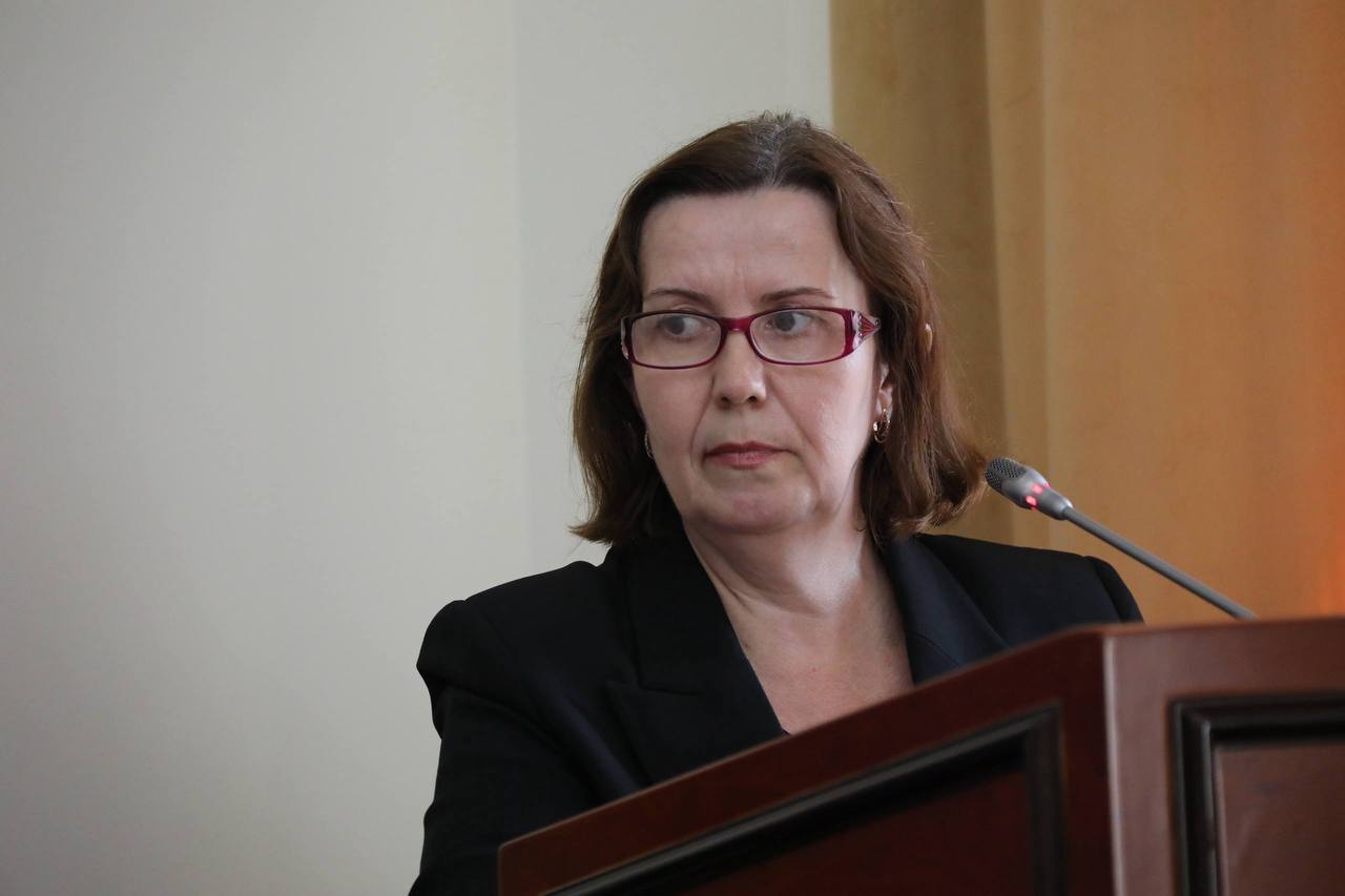 Роспотребнадзор провел 96 проверок на объектах водоснабжения в Дагестане О состоянии и мерах по обеспечению санитарной безопасности систем централизованного водоснабжения в ходе заседания республиканского штаба по подготовке объектов ЖКХ к ОЗП 2025-2026 годов сообщила замруководителя Управления Роспотребнадзора по РД Ирина Алжанбекова. Лабораторные исследования воды проводятся в рамках социально-гигиенического мониторинга в плановом порядке ежемесячно - из 216 контрольных точек с определением около 30 показателей: микробиологических, санитарно-химических и радиологических. Как отметила Алжанбекова, в 1-м полугодии 2025 года при проведении проверок отобрано и исследовано 1565 проб питьевой воды, проведено 96 проверок объектов водоснабжения: «Нами были выявлены нарушения требований санитарного законодательства, которые носят типовой и системный характер. Среди них — отсутствие необходимого комплекса очистных сооружений и обеззараживающих установок, ненадлежащее состояние зон санитарной охраны водоисточников, использование старых технологических решений водоподготовки в условиях ухудшения качества воды. В муниципальных образованиях, за исключением г.Махачкалы и г.Каспийска, отсутствуют системы должной водоподготовки и водоочистные сооружения» Проведенной Управлением Роспотребнадзора системной работой также достигнуто снижение на 41% удельного веса водоисточников, не отвечающих установленным санэпид требованиям по зонам санитарной охраны, — с 96,7% в 2020 году до 55,6% в 2025 году.