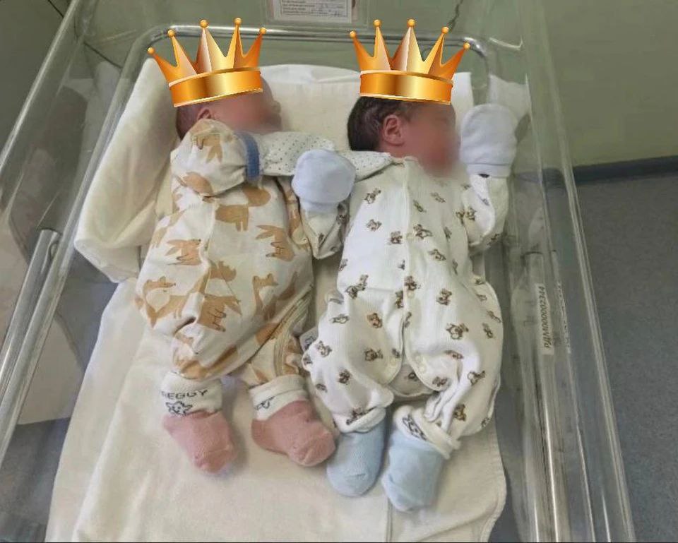 47 летняя калининградка родила королевскую двойню С начала 2026 года в Перинатальном центре Калининграда на свет появились пять пар двоен среди которых три королевские Так называют разнополых двойняшек Одной из мам такой пары малышей 47 лет Папе 53 года Мальчик и девочка родились на 37 й неделе беременности путем кесарева сечения Мальчик весит 2700 граммов и имеет рост 46 см его сестричка 2310 граммов и 44 см в росте У Екатерины и Владислава уже есть трое детей старшему из которых 25 лет В 2025 году в РПЦ на свет появилось 3784 новорожденных 1977 мальчиков и 1807 девочек что на 617 детей больше по сравнению с 2024 м Фото региональный Минздрав