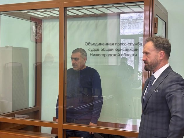 Гендиректора дорожной компании арестовали по делу о взятке главе нижегородского ГУММиДа В Нижнем Новгороде суд избрал директору дорожно строительной компании ООО Нижавтодорстрой Усику Петросяну меру пресечения в виде заключения под стражу до 17 апреля 2026 г включительно Его обвиняют в даче взятки в размере 7 млн руб генеральному директору МКУ ГУММиД Как сообщили в объединенной пресс служба ОПС судов общей юрисдикции Нижегородской области преступление было совершено в период с 1 февраля 2024 г по 31 декабря 2024 г обвиняемый перечислял указанные деньги в счет оплаты ремонтных работ главе ГУММиДа для беспрепятственной приемки выполненных дорожно строительной организацией работ по муниципальным контрактам и их оплате а также за общее покровительство Постановление суда в законную силу не вступило Бывшего директора нижегородского ГУММиДа Андрея Левдикова обвиняют в получении взятки в особо крупном размере Андрей Левдиков был арестован в сентябре 2025 г Деловой квартал НН