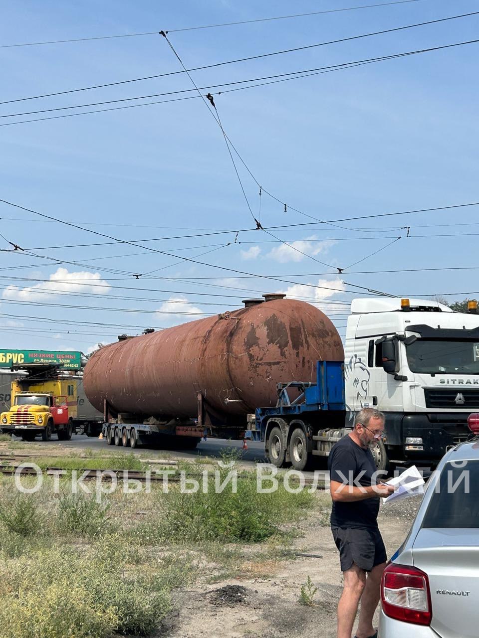 Фура оборвала провода и остановила трамваи в Волжском Сегодня около 13:10 грузовик при проезде через трамвайную линию задел контактные провода, из-за чего они оборвались. Инцидент произошёл возле трамвайного парка. Из-за аварии временно остановлено движение трамваев. Как пояснили в Автоколонне, на месте уже работают спецслужбы. Время завершения работ пока неизвестна. UPD: восстановительные работы будут завершены ориентировочно к 16:00. На данный момент остановлено движение трамваев №№ 1, 2, 2а, 4 и 4а. Подписаться