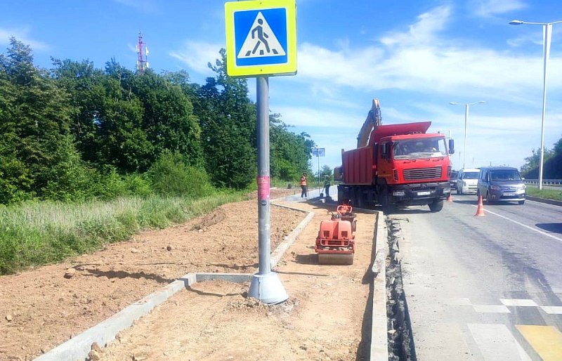 Во Владивостоке приступили к обустройству новых остановок общественного транспорта. Раннее подрядная организация завершила ремонт 36 остановочных павильонов. Сейчас специалисты приступили к следующему этапу – установке 16 новых. Работы планируют завершить до конца октября. Первый объект – остановка «Пожарная академия» на острове Русский. Здесь сейчас обустраивают подходы и готовят платформу для посадки и высадки пассажиров, после смонтируют новые павильоны. #РемонтОстановок