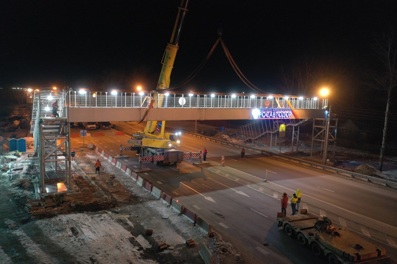 ‍ ‍  Два новых надземных пешеходных перехода установят на трассе М-7 в Володарском округе и в районе Дзержинска  Сооружения смонтируют у поселка Новосмолинский на 359-м км магистрали и на 383-м км рядом с остановкой «Тепловские сады», сообщили в Управлении автодорогой «Москва – Нижний Новгород». Строительно-монтажные работы на участках уже ведутся.    Для монтажа пролетных строений будут вводиться ограничения с полной остановкой движения транспорта на период до 1 часа: - 4 марта с 23:00 до 0:00 на участке с 358 -го по 359-ый км. Объезд возможен через Ильиногорск и Володарск с выходами на М-7 на 356-м и 366-м км; - 5 марта с 3:00 до 4:00 на участке с 382-го по 383-ий км. Объезд возможен через Володарск и Дзержинск с выходами на М-7 на 366-м и 386-м км.   ФКУ Упрдор Москва - Нижний Новгород    Подписаться   Прислать новость    ГТРК «Нижний Новгород» в VK