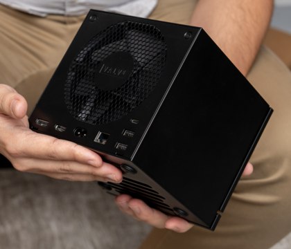 Steam Machine представляет большую угрозу для Xbox Next и Windows PC The Verge Том Уоррен из The Verge опубликовал статью со своими мыслями по поводу ПК консоли Steam Machine от Valve По словам журналиста это настоящая угроза для Microsoft Xbox следующего поколения и Windows как игровой платформы Ожидается что Xbox Next будет чем то вроде мини ПК с поддержкой игр из Steam то самое объединение лучшего из Xbox и Windows о котором публично говорила Microsoft