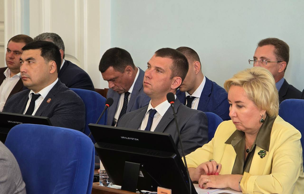 На сегодняшнее пленарное заседание был приглашен участник президентской программы «Время Героев» Кирилл Евгеньевич Лесков. Важной составляющей стал отчет Губернатора Виталия Павловича Хоценко о результатах деятельности Правительства Омской области в 2024 году. Кирилл Евгеньевич смог на практике ознакомиться с итогами работы регионального Правительства, деятельностью областного парламента, принятыми законопроектами. В рамках доклада Виталий Хоценко особо остановился на вопросах поддержки участников специальной военной операции и их семей. Губернатором обозначены задачи по социальной адаптации участников СВО. Ключевым направлением этой работы глава региона считает региональную кадровую программу «ПРОдвижение ГЕРОЕВ».