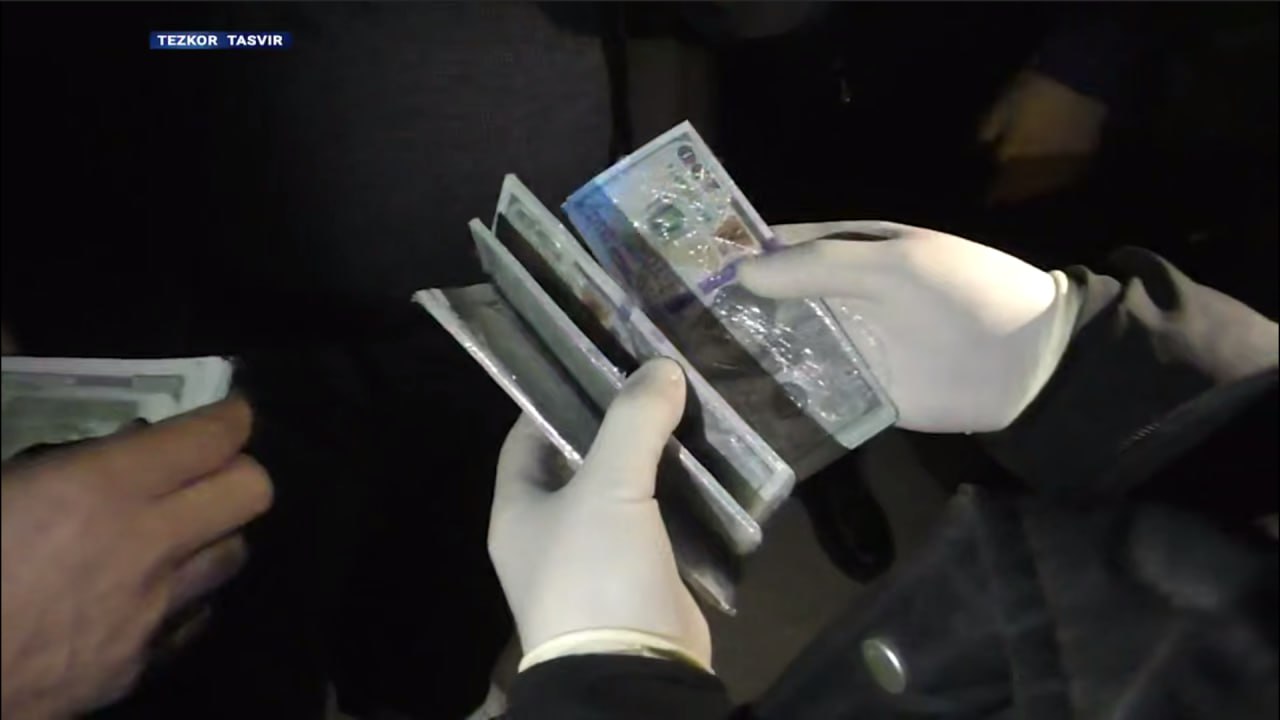 В Навои двое мужчин продали 19 900 поддельных долларов за 14 000 долларов и были задержаны во время сделки в Ташкенте житель предложил 10 тыс долларов и 15 млн сумов фальшивых купюр за 5 500 долларов был задержан при попытке сбыта по всем случаям возбуждены уголовные дела