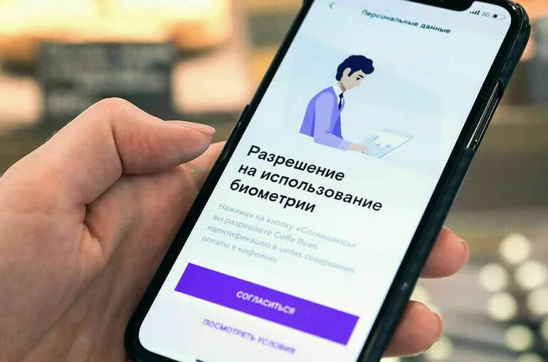 Минцифры рассматривает вариант обязательной биометрической идентификации для доступа к Госуслугам, сообщил Шадаев.   В настоящее время для подтверждения действий на Госуслугах используется СМС с кодом, что позволяет мошенникам получать доступ к аккаунтам граждан и совершать незаконные действия, такие как оформление кредитов, продажа автомобилей и недвижимости.