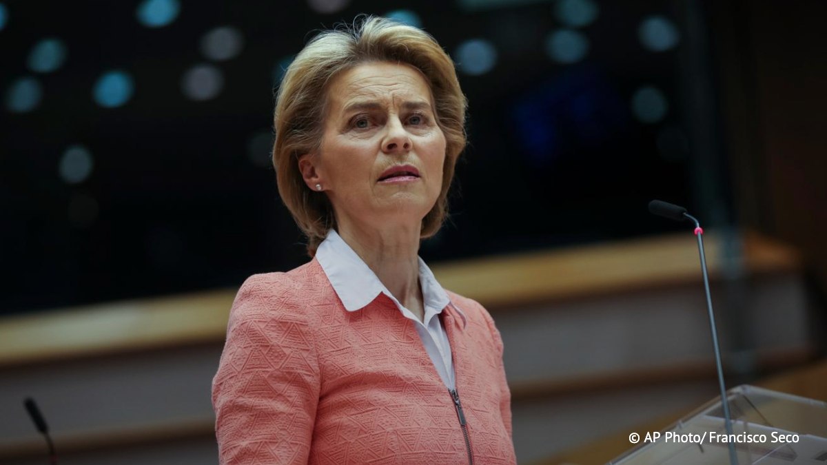 Евродепутат Де Мази подал в суд на Урсулу фон дер Ляйен Евродепутат требует раскрыть информацию о контактах главы Еврокомиссии с оборонными концернами Текст заявления попал в распоряжение немецкого издания Tagesspiegel Евродепутат сопредседатель германской партии Союз Сары Вагенкнехт BSW Фабио Де Мази хочет достичь прецедентного решения в защиту прав Европейского парламента В документе он указывает на право Европарламента запрашивать информацию для осуществления парламентского контроля за деятельностью Еврокомиссии   По его мнению фон дер Ляйен нарушила обязанность отвечать на запросы Европарламента не предоставив ему как депутату ЕП исчерпывающую информацию о контактах с оборонными концернами Подпишись на primulinmd