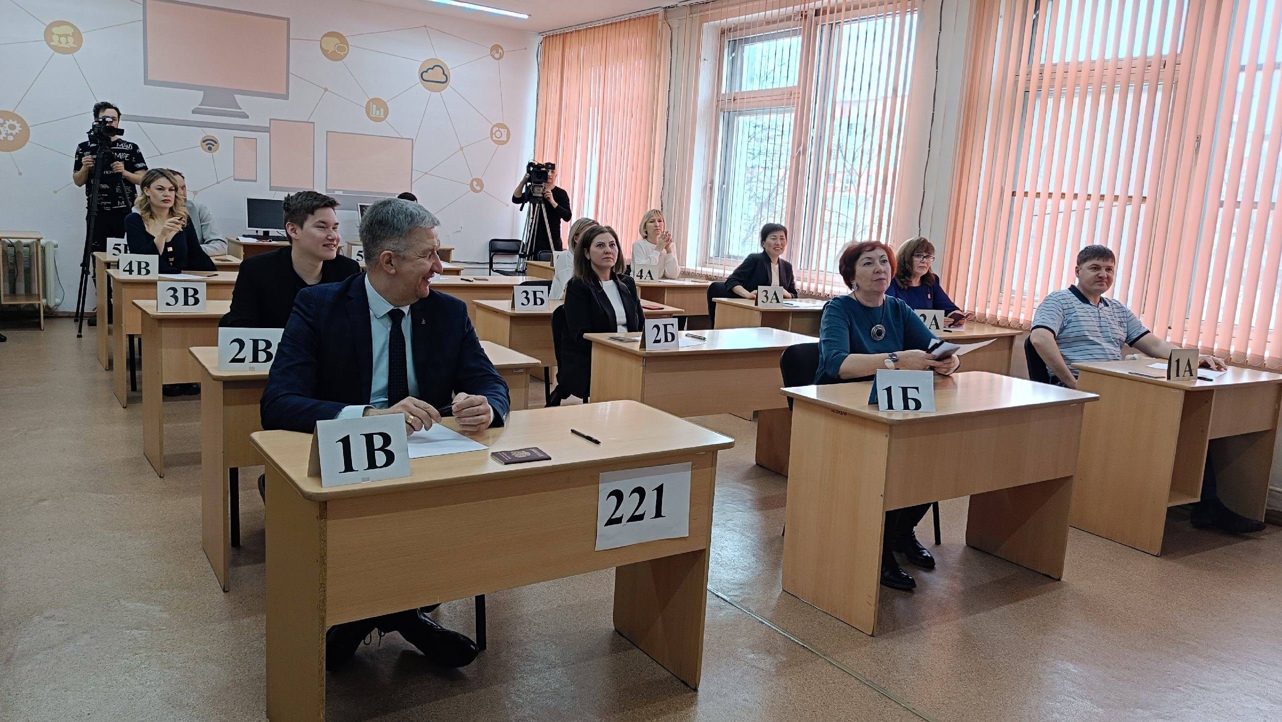 Свыше 50% россиян считают, что педагоги должны сдавать ЕГЭ по предмету, который они преподают, так как это могло бы подтвердить их профессиональные навыки и проявить справедливое отношение к студентам.  При этом каждый пятый опрошенный отметил, что «навык успешной сдачи ЕГЭ и умение преподавать — это абсолютно разные навыки».