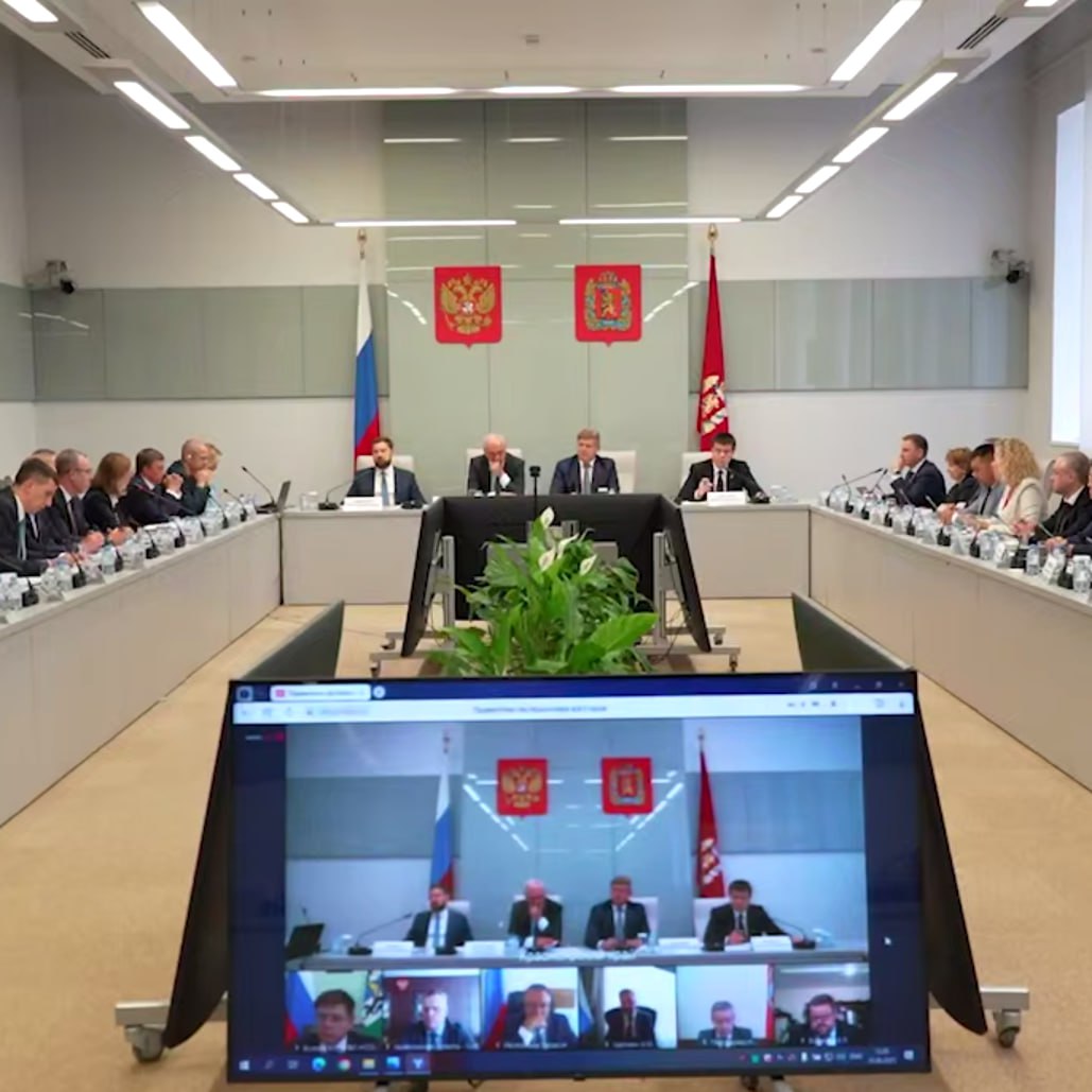Правительство Иркутской области работает над социальной и культурной адаптацией иностранцев В Красноярске состоялся семинар-совещание «О практике и задачах органов исполнительной власти субъектов РФ по реализации Стратегии государственной национальной политики РФ на период до 2025 года». Мероприятие прошло под руководством полпреда президента в СФО Анатолия Серышева. – Ключевая цель государственной национальной политики на предстоящий период – укрепление единства многонационального народа России при сохранении этнокультурного и языкового многообразия. Особая роль в решении поставленных задач принадлежит региональным органам власти, –отметил Серышев. Замгубернатора Прибайкалья Андрей Бунев сообщил, что в январе 2025 года в структуре управления губернатора и правительства региона создан отдел по социальной и культурной адаптации и интеграции иностранцев. Одна из основных задач отдела - взаимодействие с работодателями, муниципальными образованиями по внедрению адаптационного курса. В 2025 году уже курс прослушали порядка трех тысяч человек. На 1 июня 2025 года около 4,5 тысячи хозяйствующих субъектов осуществляют трудовую деятельность почти 37 тысяч иностранцев. irkobl.ru