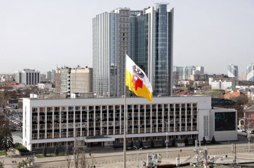 Власти назвали фейком сообщения об отмене Дня города в Краснодаре В Краснодаре не будет отменено празднование Дня города Все сообщения по этому поводу являются фейком сообщает пресс служба администрации города Ранее в соцсетях появилась информация якобы об отмене праздничных мероприятий Были опубликованы фотографии поддельного постановления и видоизмененные картинки которые ранее публиковались на официальных страницах мэрии Краснодара Также мэрия сообщила что в День города 27 сентября в Краснодаре откроются четыре ярмарки выходного дня Сельхозпроизводители из разных районов края выставят на прилавки овощи грибы и зелень В центре города на улице Чапаева любители литературы могут посоревноваться в конкурсе чтецов литературного клуба Комната отдыха rgkuban