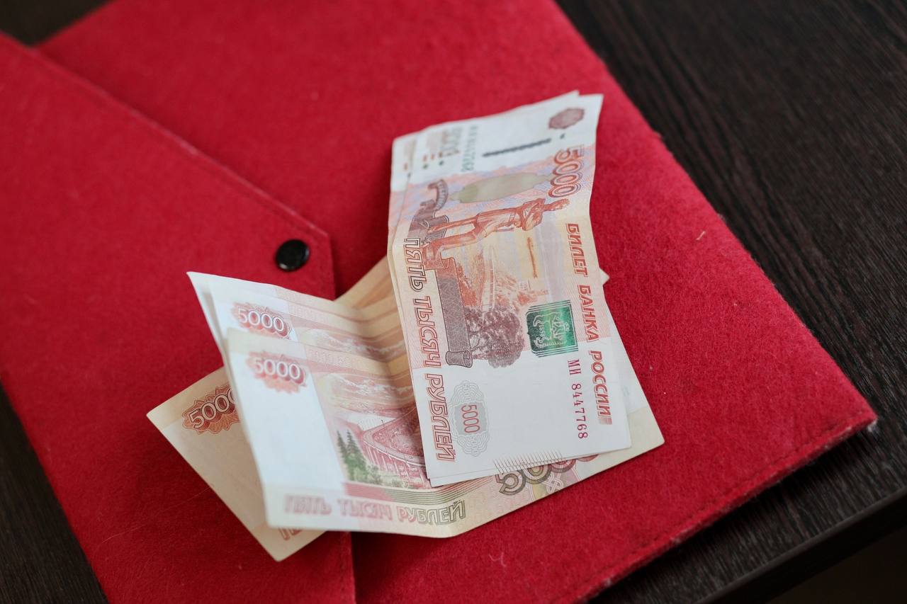 Вечерний Мурманск Начальница почтового отделения украла 630 тысяч рублей в Мурманске С ноября 2023 по май 2024 начальница одного из мурманских отделений Почты России переводила деньги с рабочего счета на свой а также похищала деньги из кассы В общей сложности она украла почти 630 тысяч рублей Суд признал ее виновной и назначил наказание в виде лишения свободы на 4 года с отсрочкой до достижения младшего ребенка 14 летнего возраста
