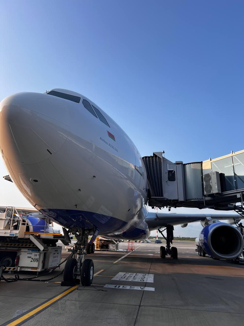 Новый широкофюзеляжный Airbus A330-200 авиакомпании Belavia сегодня выполнил свой первый рейс из Минска в Стамбул Это первый из трёх A330, которые авиакомпания получила из Гамбии, а также первый самолёт марки Airbus — раньше в Belavia эксплуатировали только Boeing и Embraer. В новом самолёте больше пространства между рядами, а кресла бизнес-класса можно привести в горизонтальное положение. В тг-канале Belavia сообщают, что 15 июня этот же борт также выполнит рейс в Стамбул и обратно, а в ближайшее время предусмотрены ещё два направления — Москва и Дубай. Дальность полёта Airbus A330 — около 12 000 км. На нём Belavia планирует запустить прямые рейсы на Хайнань, а ещё рассматривают Вьетнам, Сейшелы и Мальдивы.