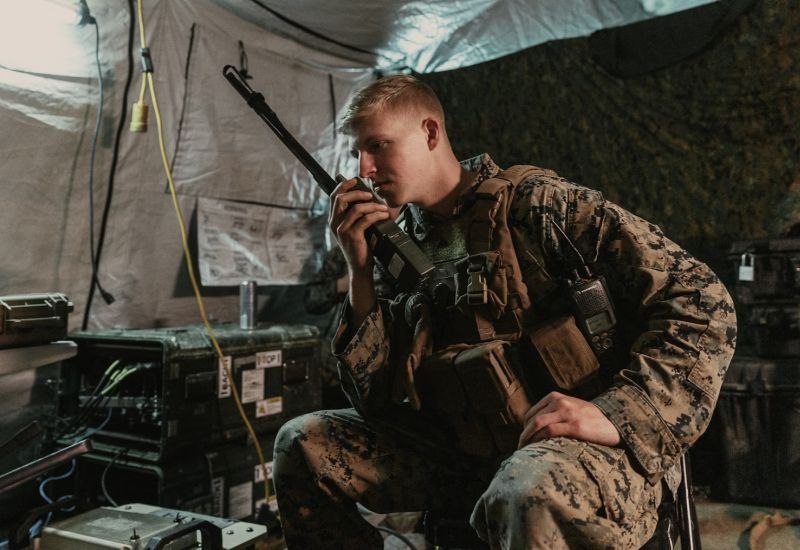 Четыре ИИ-стартапа получат контракты с Пентагоном Министерство обороны США объявило о готовности выделить до $200 млн каждому из четырёх стартапов в области искусственного интеллекта: Google, OpenAI, xAI и Anthropic. Эти компании будут разрабатывать ИИ-решения для боевых операций, разведки и различных хозяйственных нужд. По информации Bloomberg, сумма контрактов может варьироваться, и фактические затраты могут быть ниже лимитов. Управление общих служб будет координировать внедрение технологий. Примечательно, что стартап Anthropic был основан давними сотрудниками OpenAI, и три из этих компаний имеют тесные связи между собой.