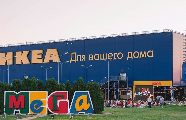 Союз торговых центров: IKEA не вернется в Россию в ближайшее время. Вице-президент Союза Павел Люлин заявил что в приоритете у IKEA сейчас проекты в Азии, а все регистрации товарных знаков в России - лишь усилия по защите бренда. Люлин подчеркнул, что в России есть альтернативные варианты, которые могли бы заменить IKEA в перспективе. Однако на сегодняшний день они пока что не сравнимы по объемам, формату и степени интеграции с производством. Ранее, в организации "Опора России" оценивали вероятность возвращения IKEA в Россию до II квартала 2026 года в 95%.