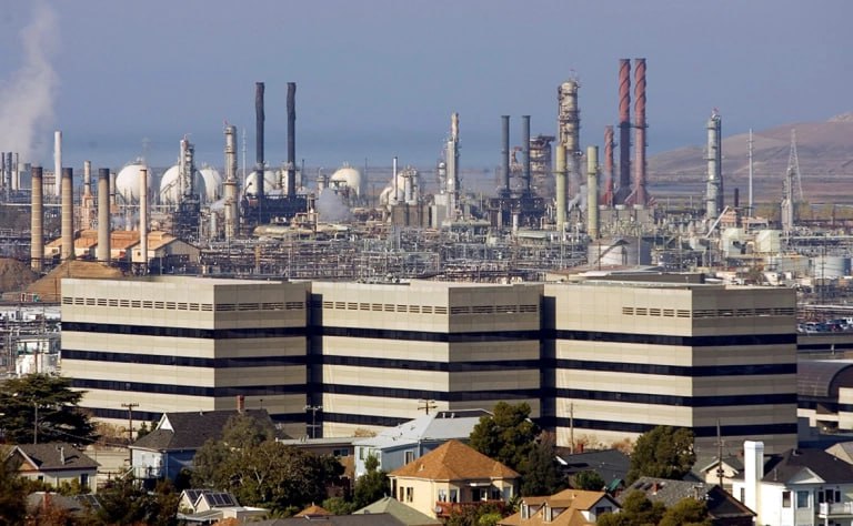 Администрация президента США Дональда Трампа подготовила проект пятилетнего плана разработки нефтяных месторождений на шельфе сообщает The Washington Post со ссылкой на документ План предполагает продажу шести лицензий на бурение нефтяных скважин у побережья Калифорнии с 2027 по 2030 год впервые за десятилетия Инициатива вызовет критику губернатора Гэвина Ньюсома и других демократов штата пишет WP В частности летом оспорить ее обещал генпрокурор Калифорнии Роб Бонта заявив что Трамп хочет набить карманы своих друзей из крупных нефтяных компаний Документ предусматривает также расширение буровых работ в восточной части Мексиканского залива в 2029 и 2030 годах против чего выступают жители Флориды и проведение более 20 сделок по аренде на разработку в водах Аляски включая Арктику до 2031 года Окончательный вариант плана по освоению шельфовой нефти как ожидается утвердят в 2026 году Фото Kimberly White REUTERS Картина дня в канале РБК в МАХ