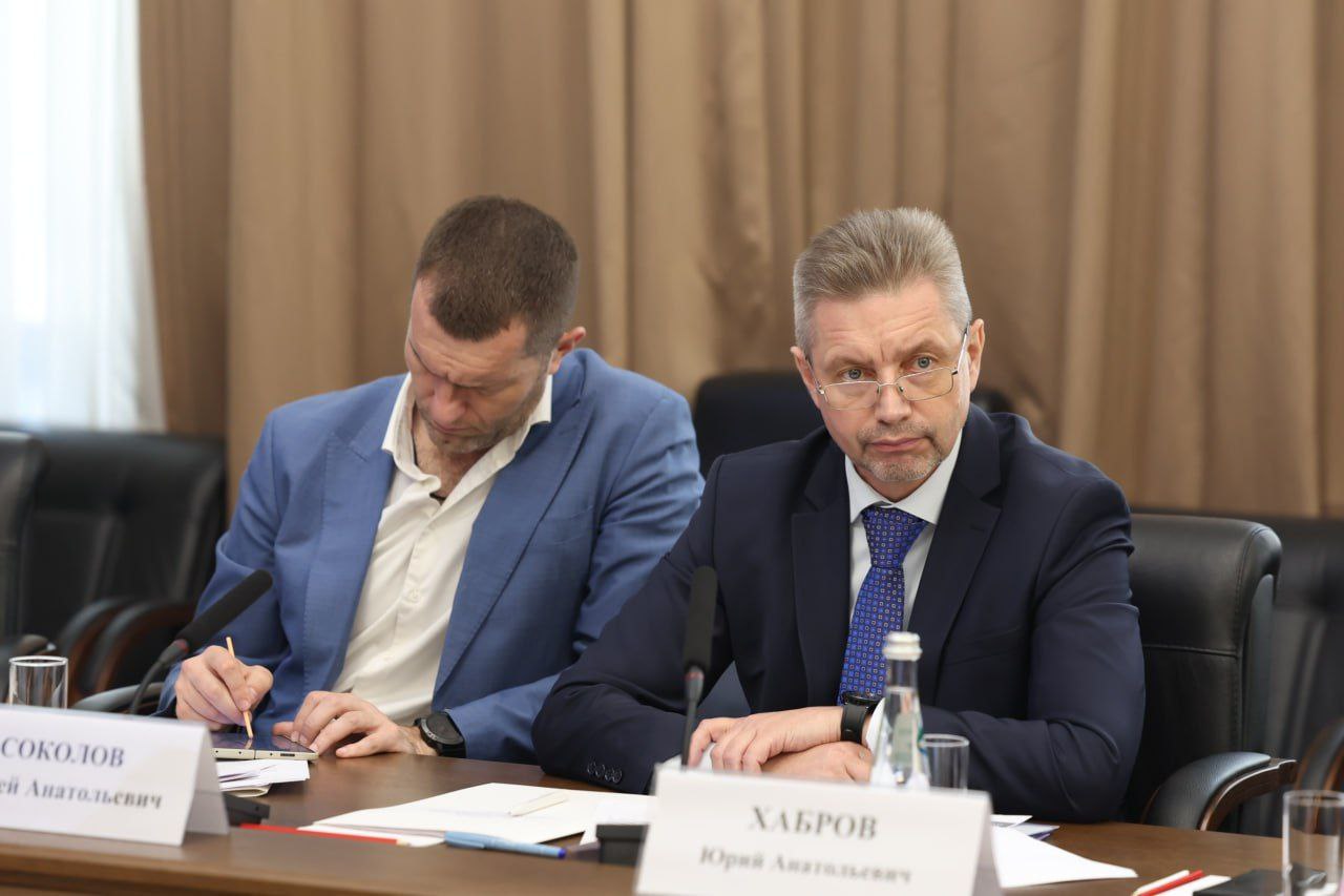 Исполнительный директор фонда «Защитники Отечества» Юрий Хабров принял участие в заседании комиссии Государственного совета РФ по вопросам поддержки участников специальной военной операции и членов их семей под председательством губернатора Астраханской области Игоря Бабушкина. Обсудили законотворческие инициативы, разработку базового стандарта региональных мер поддержки, организацию оказания зубопротезной помощи и предоставления санаторно-курортного лечения ветеранам боевых действий. Юрий Хабров рассказал о деятельности фонда по адаптации жилых помещений под нужды ветеранов СВО с инвалидностью – работа проводится с 2023 года. Уже адаптировано более 1200 квартир и домов защитников в 86 регионах России, в том числе на новых территориях – в ДНР и ЛНР. Однако при организации работ возникают проблемы, связанные с работой муниципальных комиссий по обследованию жилых помещений инвалидов. Это приводит к увеличению срока между обращением ветерана в фонд и результатом. В проведении комиссий участвуют сертифицированные эксперты партнера фонда – Всероссийского общества инвалидов. «Для усиления работы комиссий также принято решение провести для сотрудников филиалов повышение квалификации по программе «Доступная среда» на базе Российского государственного социального университета. После окончания программы выпускники получат соответствующий сертификат, который позволит им входить в составы комиссий на правах экспертов», – отметил Юрий Хабров. Для повышения эффективности этой работы комиссия рекомендовала Минстрою РФ направить в субъекты России разъяснения по применению Правил обеспечения условий доступности для инвалидов жилых помещений и общего имущества в многоквартирном доме, утвержденных постановлением Правительства РФ № 649.