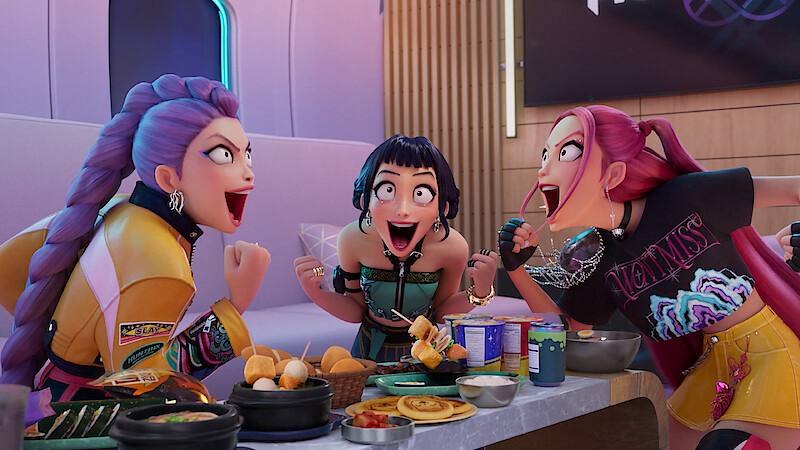 От чего душа поет тело просится в полет K pop В июне на Netflix вышел анимационный фильм KPop Demon Hunters По сюжету женская кей поп группа Huntrix сражается с мужской командой демонов которые похищают души людей И я бы никогда не обратила на фильм внимания т к не увлекаюсь ни айдолами ни дорамами если бы не хайп вокруг него Анимация стала самой просматриваемой на платформе а главный саундтрек Golden лидирует в мировых чартах Billboard и Spotify И на это есть причины За Охотниц отвечает студия Sony создавшая 2D 3D Человека паука Через вселенные В новом проекте графика другая но столь же динамичная Оказывается мне было важно увидеть цветные пижамы и кукурузные глаза Режиссерка Мэгги Кан придумала очень жизненных девчонок Они любят вкусно поесть попариться в бане и не маскируют синяки под глазами А их песни в духе старого Евровидения комфортные и воодушевляющие Это история про принятие себя для которой не нужно быть фанатом корейской культуры А вот отсылок к азиатскому фольклору там много 9 Теперь хожу и напеваю песни На что похоже Человек паук Через вселенные кино