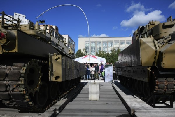 ЕС работает над планом быстрой переброски техники на случай войны сообщает FT Документ разрабатывает Еврокомиссия с правительствами стран сообщества и НАТО Речь идёт о перемещении тяжёлой техники по территории Европы при военном конфликте По информации газеты Financial Times инициатива предполагает создание общего пула транспортных средств грузовиков железнодорожных платформ и паромов Подписаться на Говорит Москва Telegram VK MAX