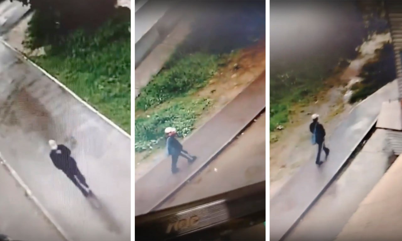 Слухи о появлении педофила в Смоленской области подтвердились В Рославле задержан мужчина, подозреваемый в совершении преступления против половой неприкосновенности, сообщает пресс-служба СУ СК по Смоленской области. Жертвой стала несовершеннолетняя девочка. По словам жителей окружного центра, ребенку всего девять лет. Нападение произошло днем 18 мая в лифте одного из многоэтажных домов в 17-м микрорайоне Рославля. По версии следствия, подозреваемый совершил в отношении девочки действия сексуального характера. Рославльчане же отмечают, что жертва кричала во весь голос, что привлекло внимание жильцов МКД. Благодаря этому последствия встречи с извращенцем оказались для школьницы не столь жуткими, как могли бы. Подробнее: