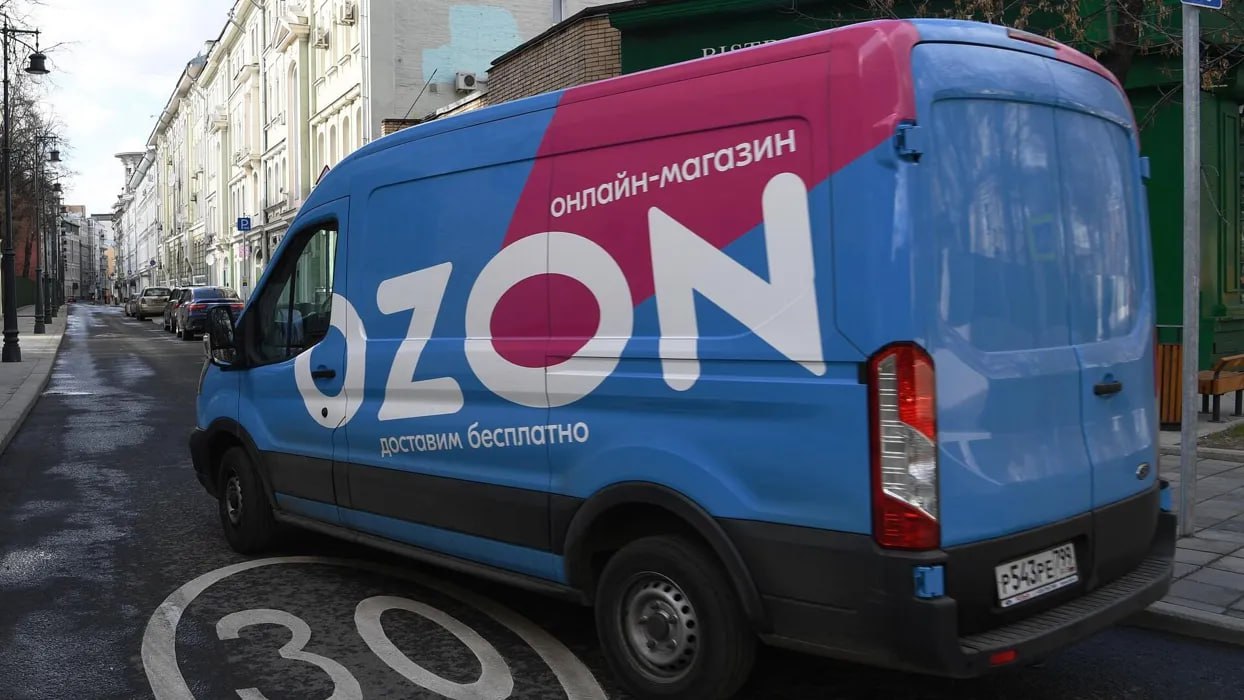 Ozon запустил сервис аренды фургонов Ozon запустил аренду автомобилей для бизнеса. Сервис «Ozon Напрокат» предлагает машины на срок от одного дня до одного месяца, сообщает Forbes со ссылкой на пресс-службу компании. В стоимость 5550 руб. в сутки входят КАСКО и ОСАГО, а также от 120 км пробега в день. Арендовать машину можно на срок от одного дня до одного месяца ИП и юрлицам, зарегистрированным в России. В Ozon пояснили, что с помощью коммерческих авто предприниматели смогут выполнять заказы перевозки или доставки, например, когда нужно заменить транспорт или поставить дополнительную партию продукции. Услуга уже доступна в Москве, Санкт-Петербурге, Казани, Краснодаре и Ростове-на-Дону. Для ее получения нужно зарегистрироваться на сайте «Ozon Напрокат» и оставить заявку, которую одобрят в течение нескольких часов. Забрать автомобиль можно будет в одном из сортировочных центров Ozon.