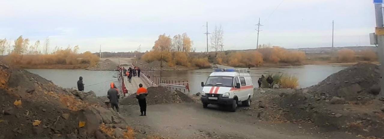 В Красноярском крае транспортной прокуратурой завершена проверка по факту инцидента с грузовым автомобилем на понтонном мосту через реку Чулым  Ачинская транспортная прокурора провела проверку исполнения законодательства о безопасности организации работы переправ.  Установлено, что в октябре текущего года водителем грузового автомобиля при движении по наплавному  понтонному  мосту через реку Чулым на автодороге Ачинск – Причулымский Красноярского края допущено столкновение с боковым ограждением и опрокидывание транспортного средства в водный объект. Обстоятельства происшествия расследуются уполномоченным органом.  В рамках прокурорской проверки выявлены нарушения со стороны владельца наплавного моста.  Несмотря на фактический ввод в сентябре 2024 года понтонного моста в эксплуатацию, владелец не обеспечил ведение документации, подтверждающей ежедневные осмотры с фиксацией результатов осмотра конструкции моста, информации об его осадке, герметичности плавучих опор, состоянии проезжей части.  Кроме того, заявление о внесении в реестр муниципального имущества сведений о вышеуказанном наплавном мосте в уполномоченный орган не представлено, информация о начале эксплуатации наплавного моста в ГУ МЧС России по Красноярскому краю направлена с нарушением установленного срока.  В этой связи транспортным прокурором главе г. Ачинска внесено представление об устранении нарушений закона.  Рассмотрение акта прокурорского реагирования и принятие по нему необходимых мер находится на контроле прокуратуры.  #КРАСНОЯРСКИЙКРАЙ #ВОДНЫЙТРАНСПОРТ