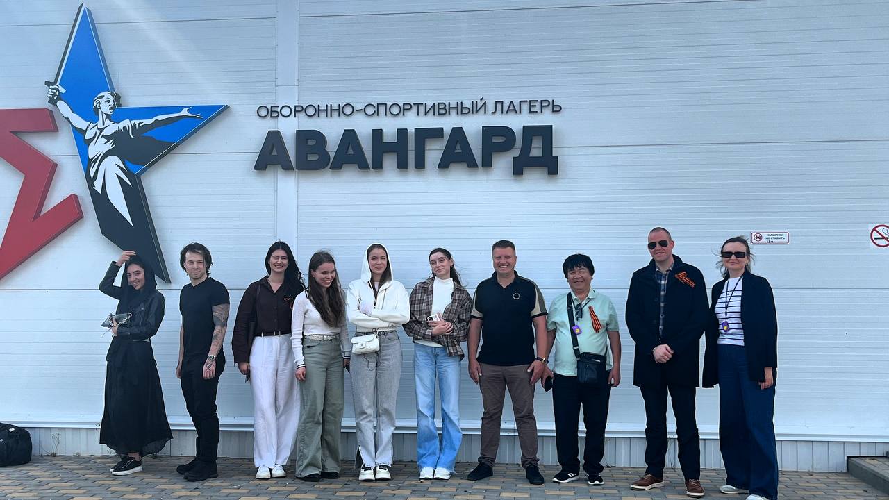 Также ребята посетили оборонно-спортивный лагерь «Авангард» В лагере проводятся военно-патриотические игры, форумы и специализированные тренировки, включая работу с дронами. Для иностранных блогеров была организована экскурсия, на которой они узнали о тренировочных программах и уникальной инфраструктуре лагеря. Организатором блог-тура выступает Росмолодёжь совместно с Дирекцией Всемирного фестиваля молодёжи. События по-волгоградски #по_волгоградски
