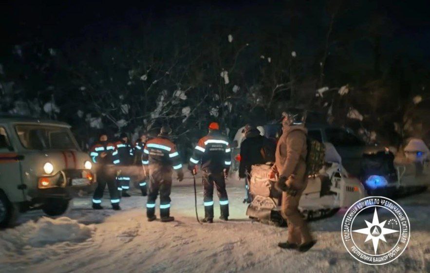 В Башкирии спасли заблудившихся туристов Накануне в Архангельском районе пять человек отправились из деревни Верхние Лемезы в поход к водопаду Атыш Туристы не вернулись к автобусу и водитель обратился в экстренные службы Ночью спасатели обнаружили группу в лесу Как выяснилось на обратном пути туристы сильно устали и заблудились они замерзли и двигались крайне медленно Обошлось без пострадавших Спутник FM Уфимская Волна