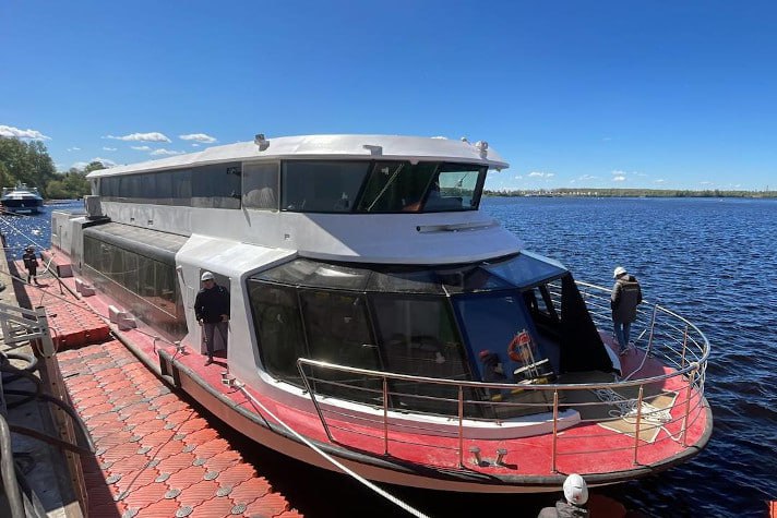 СПУЩЕНО НА ВОДУ ЭЛЕКТРОСУДНО ПРОЕКТА «МОСКВА 2.0» В Ленинградской области на верфи «Эмпериум» состоялся спуск на воду первого электросудна из серии проекта «Москва 2.0». Головное судно проекта будет носить название «Стрельна». Его закладка состоялась в апреле 2024 года. Планируется, что летом 2026 года судоверфь передаст заказчику еще 5 электросудов. Экологичное судно «Москва 2.0» является модернизированной версией прогулочных судов проекта «Москва» и «Москвич». На его борту могут разместиться до 140 пассажиров. Обеспечение зарядной инфраструктуры под электросуда данной модели уже прорабатывается в Санкт-Петербурге, Москве, Нижнем Новгороде, Ярославле, Уфе, Перми. Источник: Медиапалуба #времявперёд!