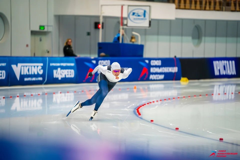 Конькобежка Ольга Фаткулина выиграла золото на Кубке России в Челябинске В Челябинске 15 января в Ледовом дворце Уральская молния стартовал 3 й этап Кубка России по конькобежному спорту собрав ведущих скороходов страны среди взрослых и юниоров Уже в первый день соревнований призер Олимпийских игр чемпионка мира челябинка Ольга Фаткулина завоевала золотую медаль на своей коронной спринтерской дистанции 500 метров Ольга Фаткулина на доли секунды опередила чемпионку мира из Москвы Ангелину Голикову Для Ольги это прекрасный результат для начала сезона После рождения дочки 35 летняя Ольга Фаткулина тренировалась не столь активно Но опыт желание тренироваться и остаться в профессиональном спорте позволили челябинской конькобежке снова выйти на высокий уровень   Подписаться на chelkp Мы в MAX
