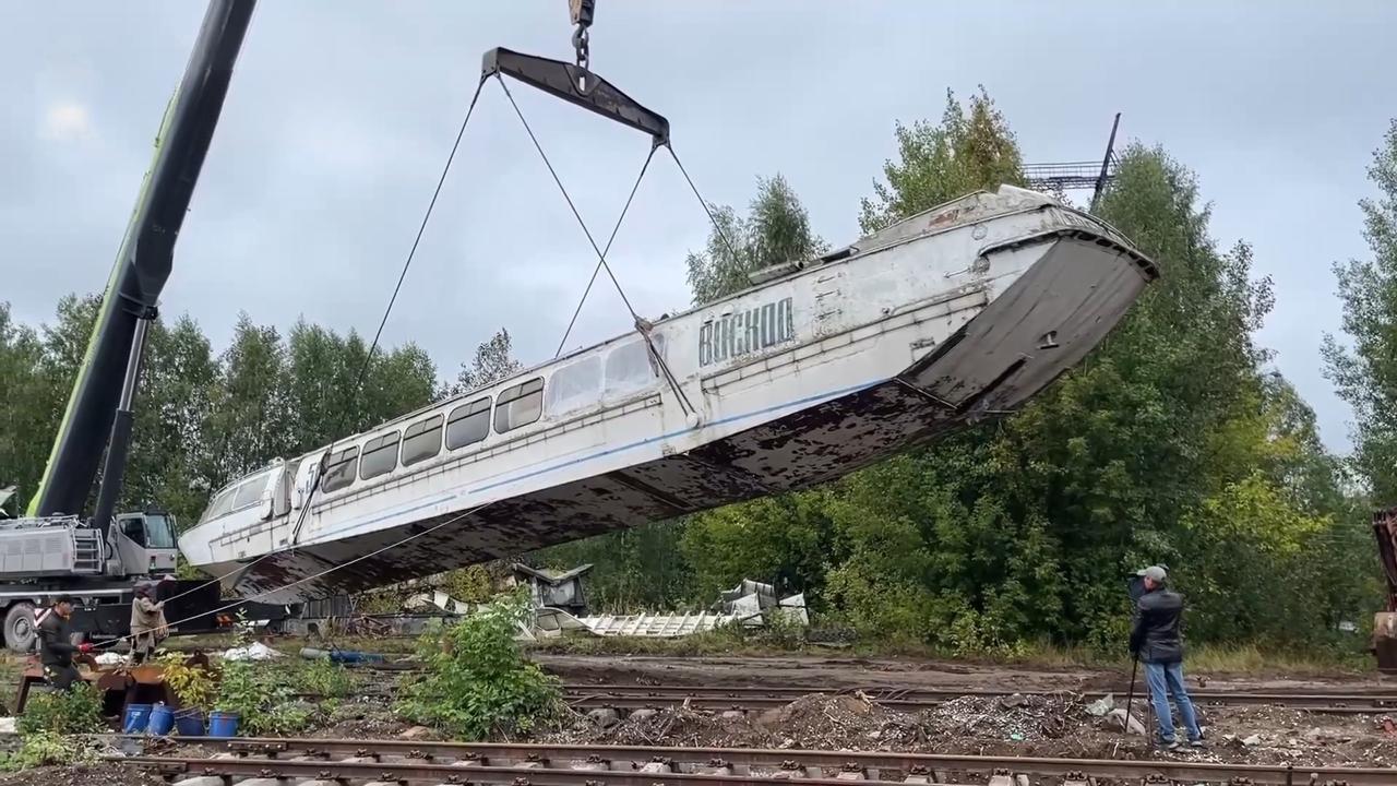 Судно Восход 50 построенное в 1986 году отправили в Ленинградскую область на капитальную модернизацию В 2026 м оно вернётся в Прикамье а с 2027 года выйдет на маршрут Пермь Чайковский Ему заменят двигатель окна и двери обновят салон на 71 место каюты буфет и рубку а также установят системы кондиционирования отопления и видеонаблюдения Финальным этапом станет окраска в фирменные цвета края Деловые новости и политика Перми подписаться