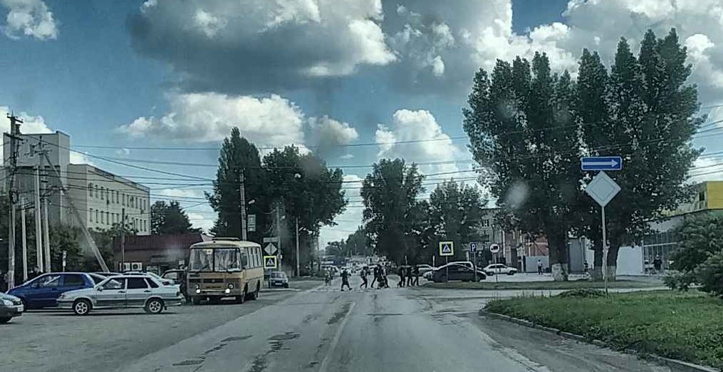 Аж до 50 рублей подорожает проезд в Морозовске. О подъёме тарифа до уровня муниципального транспорта Краснодара сообщила местная администрация. Чиновников в свою очередь о подъёме цены уведомил перевозчик, ООО «Цимлянскагропромтранс». Тариф он решил поднять "в связи с повышением цен на ГСМ и увеличением финансовых затрат на производство". Новая цена будет действовать с 1 июля. Население Морозовска - примерно 24 тысячи человек, он относится к малым городам. При этом Таганроге, который по населению в 10 раз больше, автобусники буквально вымаливают себе тариф в 42 рубля. И пока добились только того, что мэрия затребовала у них экономическое обоснование для поднятия цены. Предложи нам новость