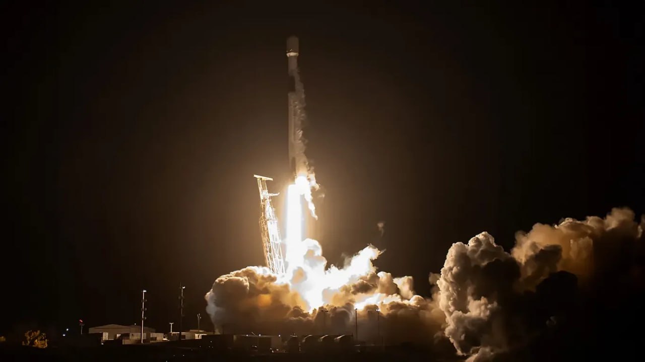 SpaceX вывела на околоземную орбиту 97 спутников за сутки  Компания SpaceX провела сразу три орбитальных запуска. Стартовавшая из Калифорнии ракета-носитель Falcon 9 вывела на орбиту 74 аппарата. Такая же ракета с территории Флориды запустила еще 23 спутника. Еще один запуск был пилотируемым, на МКС был доставлен экипаж Crew-10.  Подробнее