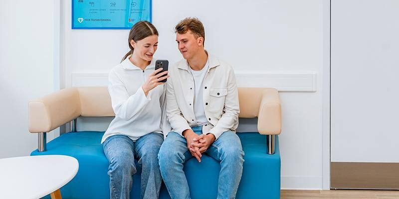 На портале mos ru в личном кабинете появился новый раздел Здоровье Он объединяет услуги и информацию для заботы о здоровье всей семьи В нем отображаются данные полиса ОМС и прикрепление к поликлинике Через раздел можно записать к врачу себя или близких посмотреть направления рецепты и электронную медицинскую карту Раздел также содержит полезные инструкции Например как оформить справку для бассейна или получения водительских прав