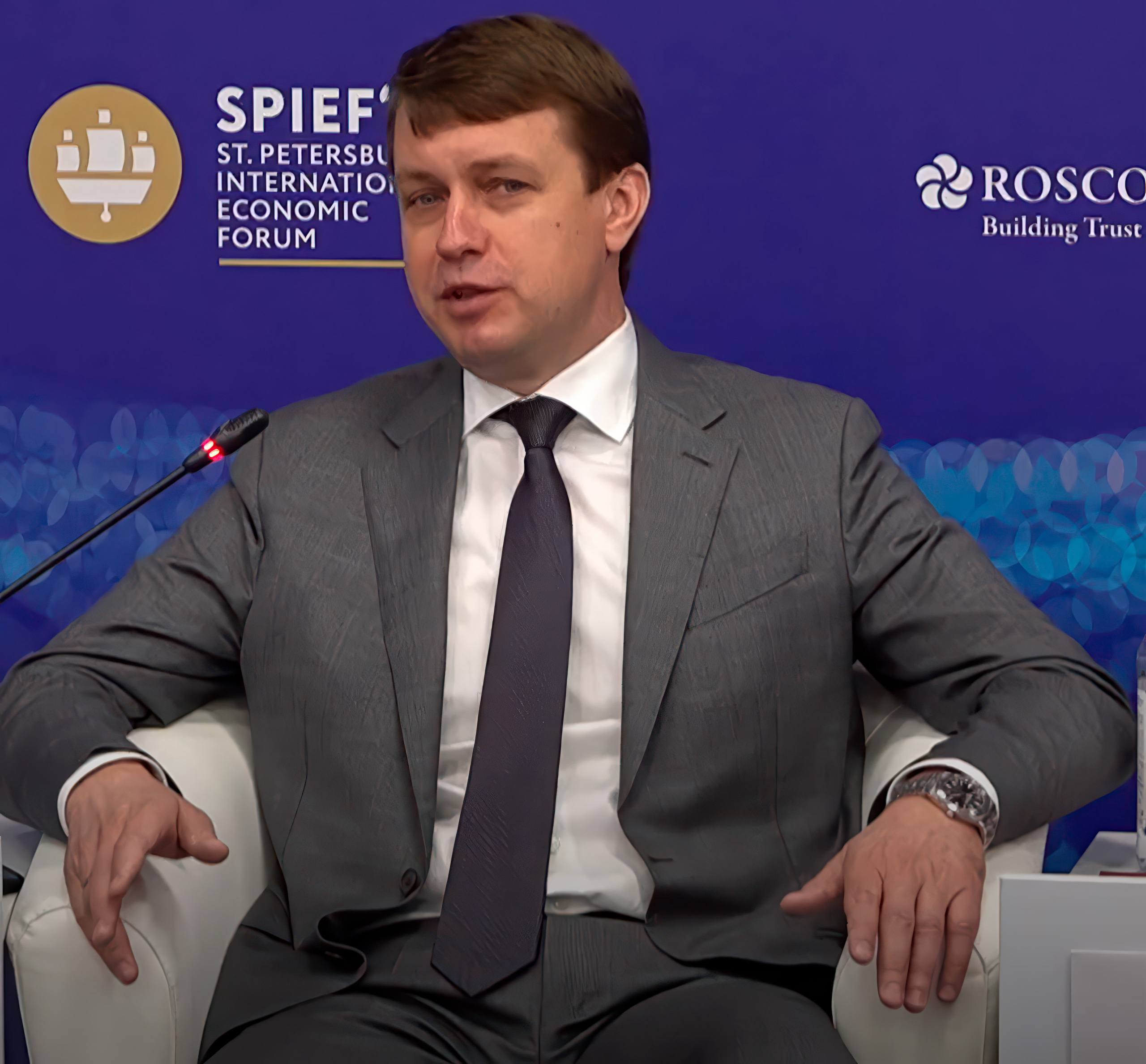 Андрей Жижин назначен генеральным директором Фонда содействия инновациям Опубликовано Распоряжение Правительства Российской Федерации о назначении Андрея Жижина генеральным директором Фонда содействия инновациям Документ размещён на Официальном интернет портале правовой информации Сергей Поляков работал в Фонде содействия инновациям с 1998 года сначала в должности заместителя генерального директора с 2008 года в должности генерального директора В 2018 году награжден Почетной грамотой Президента Российской Федерации в 2022 году Орденом Дружбы за достигнутые трудовые успехи и многолетнюю добросовестную работу После 27 лет успешного руководства организацией в августе 2025 года принял решение оставить должность генерального директора Фонда Андрей Жижин с 2005 по 2014 годы находился на государственной службе и занимал руководящие посты Затем занимал ключевые позиции в институтах развития Группы ВЭБ РФ С 2022 года по 2025 год работал в должности заместителя генерального директора Фонда содействия инновациям Ключевую роль в ускорении развития технологий в нашей стране выполняет Фонд содействия инновациям Он развивает технологическую инициативу и способствует появлению компаний которые за счет своей гибкости могут встраиваться в реализацию крупных проектов и создавать востребованный продукт Профессионализм и опыт Андрея Жижина позволят сохранить проверенные традиции и усилить позиции Фонда станут основой для дальнейшего развития организации и расширения поддержки инновационного предпринимательства в России отметил первый заместитель министра экономического развития России Максим Колесников в будущее с Фондом