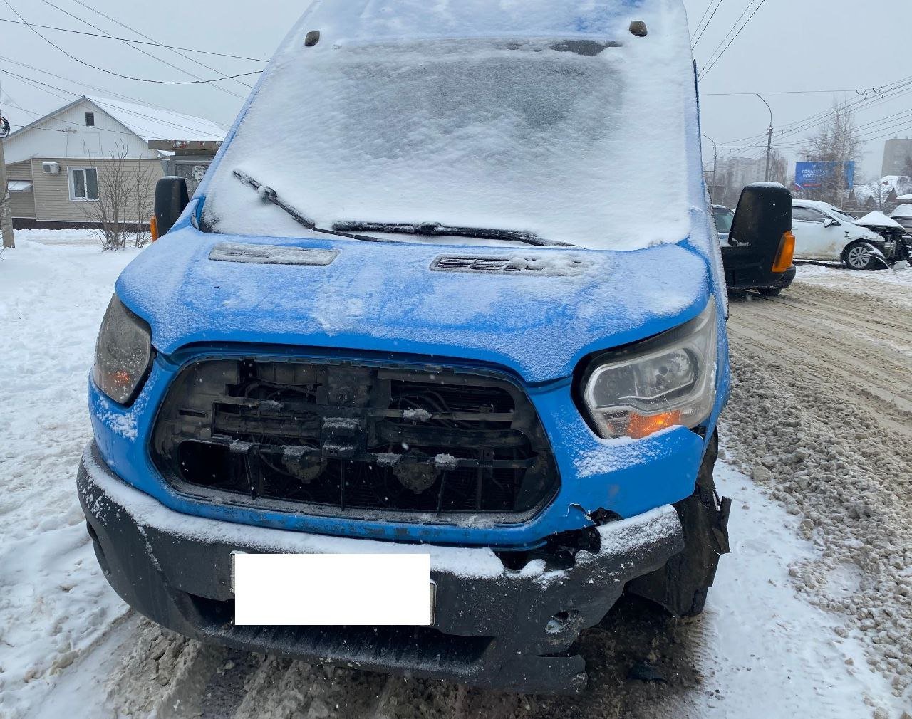 Три пассажира микроавтобуса пострадали в массовом ДТП на юге Тамбова  Авария произошла утром 15 февраля на улице Астраханской. 39-летний водитель «Kia Rio» из-за несоблюдения дистанции врезался в остановившийся на светофоре автомобиль «Mitsubishi Lancer». После столкновения «Kia» продолжила неконтролируемое движение и въехала в двигавшийся навстречу автобус «Ford Transit».   Как сообщили в Госавтоинспекции России по Тамбовской области, травмы в аварии получили три пассажира микроавтобуса – 54-летний мужчина, 49-летняя и 20-летняя женщины. Пострадавших доставили в больницу.   Госавтоинспекция России по Тамбовской области