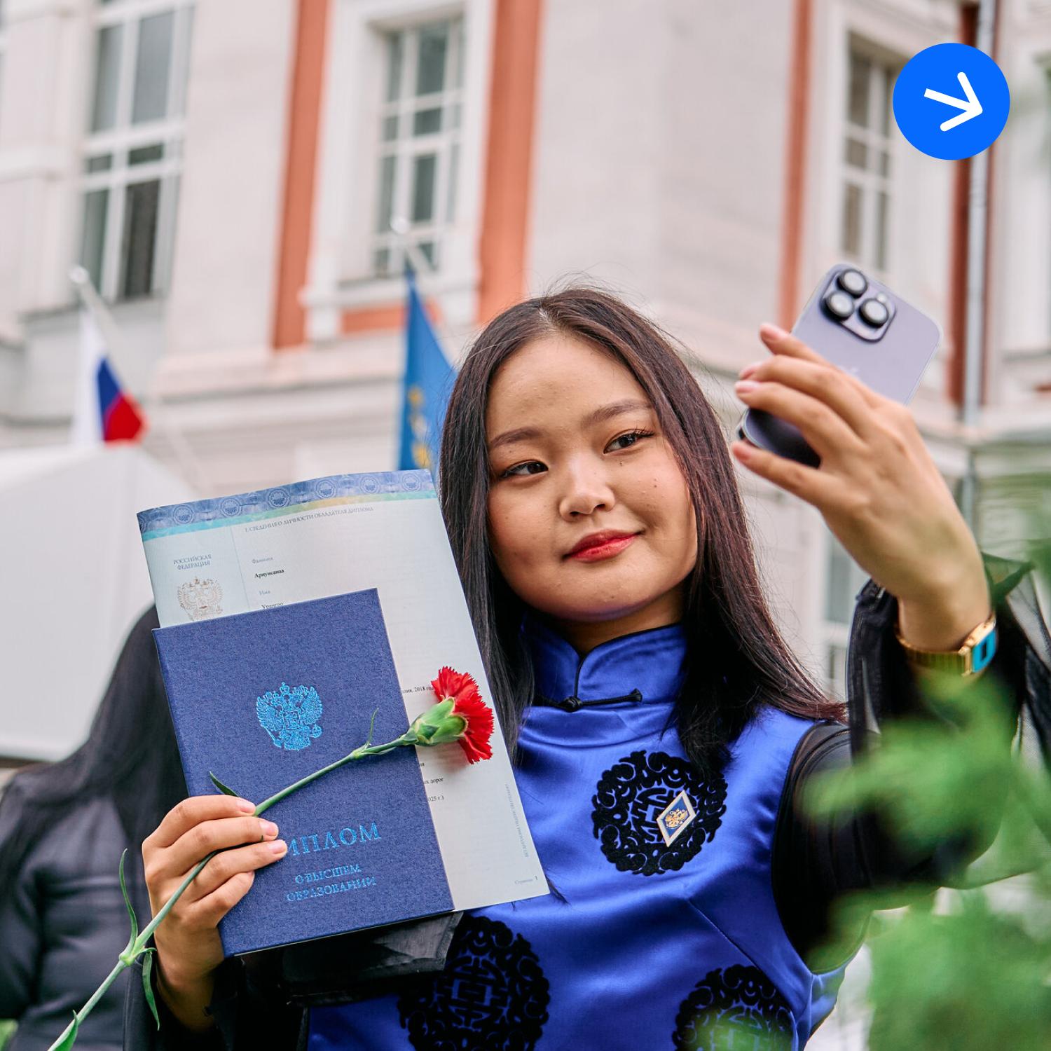 РУТ вручил дипломы иностранным выпускникам из 18 стран мира! Обучение успешно завершили 372 специалиста, бакалавра и магистра, а 37 из них — получили дипломы с отличием. Выпускников поздравил первый проректор РУТ Владимир Тимонин и особо подчеркнул, что в этом году окончили вуз рекордное количество иностранных студентов. «Образование, которое вы у нас получили, поможет вам быть успешными и найти своё место в жизни», — отметил он и пожелал не забывать Россию и Российский университет транспорта, ведь многие после окончания вернутся в родные страны. С поздравлениями выступили советник посольства Китая Цао Шихай, советник по науке и образованию посольства Кубы Турро Брефф Альберто и первый секретарь посольства Монголии Очирбат Янжмаа. Дипломаты оценили РУТ как один из ведущих мировых центров подготовки кадров для транспорта и отметили его вклад в развитие международного сотрудничества России. Отдельно они поблагодарили профессорско-преподавательский состав РУТ.