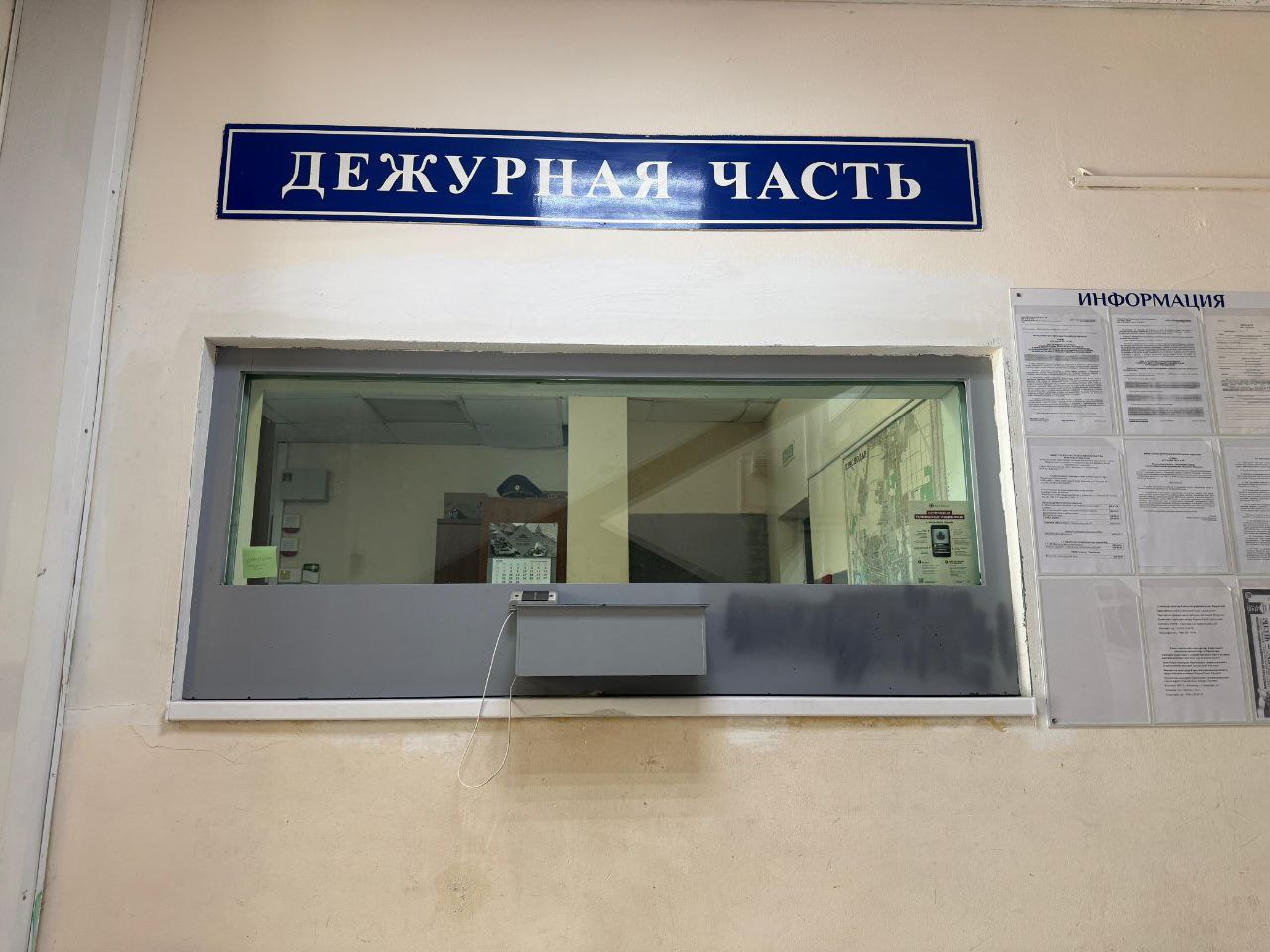 Полицейские задержали подозреваемого в грабеже на улице Красноармейской Сначала между знакомыми возник конфликт. Потом один из участников с помощью угроз вынудил перевести 3 000 рублей. Этим злоумышленник не ограничился: вырвал сумку и скрылся. Полиция задержала 19-летнего подозреваемого, который признал вину. В отделе полиции молодой человек пояснил, что совершил преступление в состоянии алкогольного опьянения. Деньги и вещи изъяли. Телеканал «Краснодар» написать