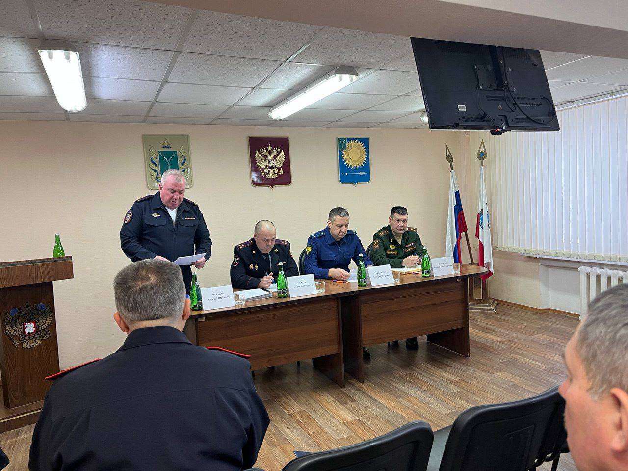 Прокурор Татищевского района Дмитрий Ковылин совместно с представителем ГУ МВД России по Саратовской области принял участие в подведении итогов работы межмуниципального отдела МВД России по ЗАТО п Светлый за 2025 г В ходе совещания прокурор проанализировал работу правоохранительных органов уделив особое внимание качеству расследования уголовных дел а так же вопросам фактического возмещения ущерба причиненного преступлениями Руководителю поднадзорного ведомства указано на необходимость активизации работы направленной на возмещение ущерба на стадии предварительного следствия а также профилактику преступлений в сфере информационно телекоммуникационных технологий