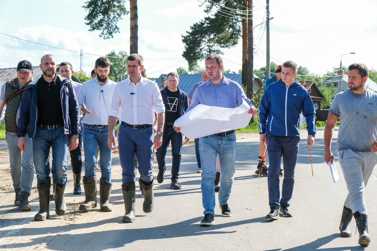Депутаты продолжаю держать на контроле исполнение наказов избирателей Секретарь местного отделения партии «Единая Россия», депутат Госдумы Геннадий Панин совместно с депутатом Мособлдумы Максимом Коркиным проинспектировали ход работ по благоустройству лесопарка в Орехово-Зуево. Учитывая общественный интерес к проекту и разнообразие мнений жителей, особое внимание уделяется созданию гармоничного пространства. «При реализации проекта по благоустройству первого лесопарка в Орехово-Зуевском округе особое внимание уделяется учету мнений всех заинтересованных сторон», - отметил Геннадий Панин. Проект предусматривает не только благоустройство территории, но и сохранение природного облика лесопарка. Цель - создать современное и комфортное место отдыха для жителей, сохраняя при этом уникальность природного уголка. «В рамках предстоящих работ планируется установить камеры видеонаблюдения, сделать освещение вдоль дорожек, создать зоны для занятий спортом, детские площадки, а также места для выгула и тренировок собак», - добавил Максим Коркин. Благоустройство лесопарка вошло в число наказов жителей, собранных в ходе избирательной кампании партии «Единая Россия». #ЕдинаяРоссия #ЕР50 #Подмосковье #НароднаяПрограмма Единая Россия Подмосковье