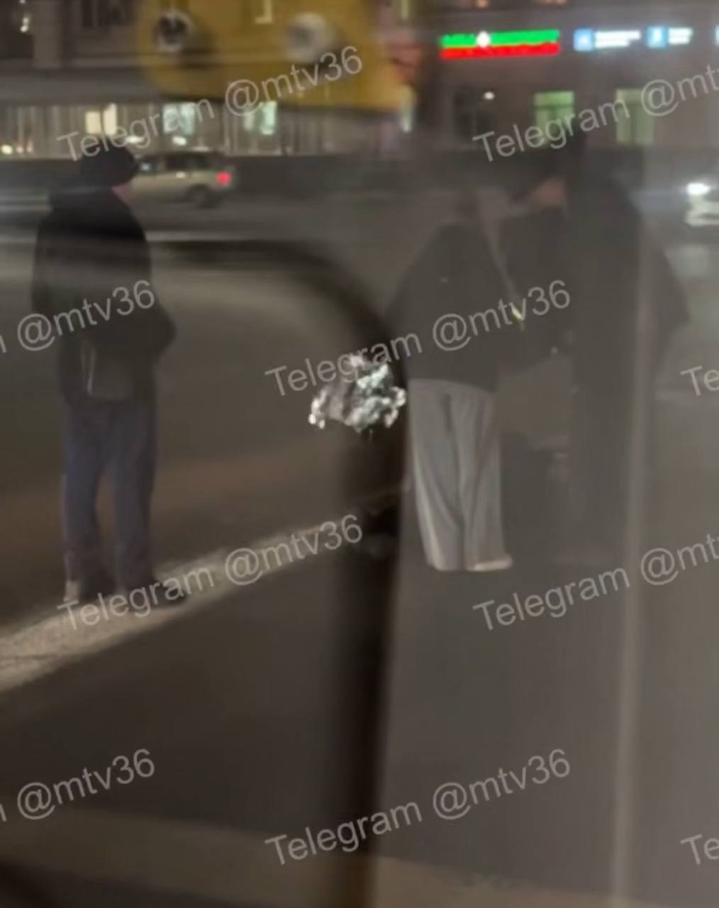 Госавтоинспекторы разыскивают очевидцев и владельцев видеозаписей ДТП в результате которого сбили женщину у цирка Вчера около 17 00 в полицию поступила информация что на улице 20 летия Октября у дома 119А водитель сбил 77 летнюю женщину и скрылся с места ДТП Пострадавшая госпитализирована Госавтоинспекция проводит административное расследование и просит очевидцев и владельцев видеозаписей связаться с полицией по телефонам 112 или 269 60 26 Подписывайтесь на канал РИА Воронеж в Max