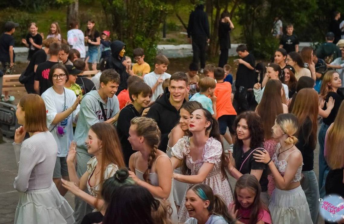В летних лагерях на Черном море уже отдохнули 2,8 тысячи детей из Мурманской области  Каждый день для ребят проводят экскурсии, тематические занятия, конкурсы, концерты. Помимо отдыха на юге, юным северянам предлагается провести лето в школьных лагерях на территории региона. Этой возможностью воспользовались уже более 6 тысяч человек.  Фото: правительство Мурманской области    Подпишись — Вести Мурман