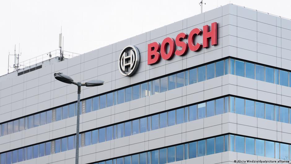 Bosch сократит 20000 рабочих мест На такие меры компания идет после того как в прошлом году ее прибыль сократилась почти вдвое Экономическая реальность также отражается на наших результатах приводит издание Politico слова гендиректора Bosch Стефана Хартунга Он охарактеризовал 2025 год как трудный и в некоторых случаях болезненный для компании Основной доход Bosch приходится на производство автокомплектующих И именно проблемами немецкого автопрома в целом сокращения в компании объясняет Politico Всего по данным исследования аудиторской компании Erst Young EY только в прошлом году в ФРГ было сокращено более 50000 рабочих мест в сфере автомобильной промышленности dwglavnoe