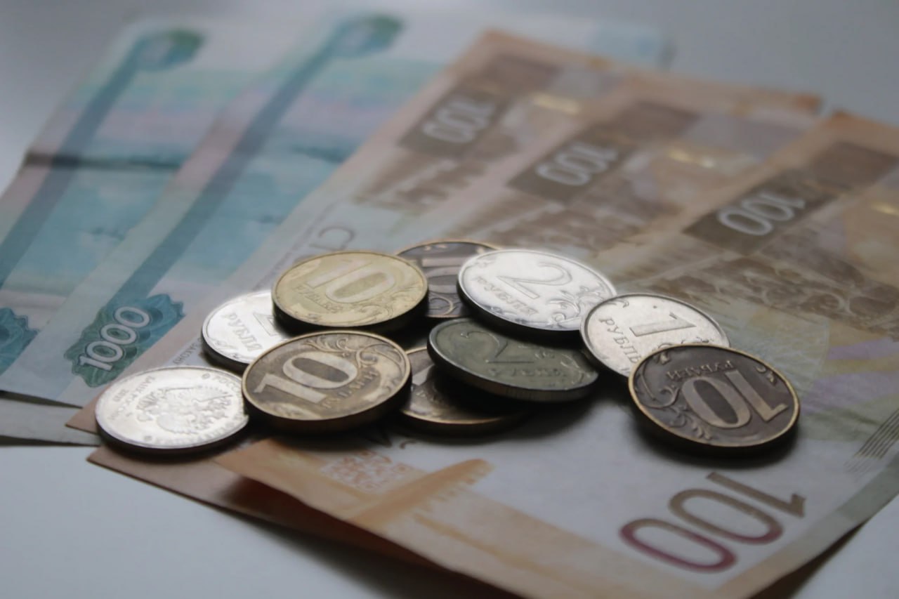 Один заем в одни руки Госдума ужесточила требования к микрофинансовым организациям Как сообщил председатель комитета ГД по финансовому рынку Анатолий Аксаков меры вводятся для того чтобы пресечь практику навешивания на заемщика неподъемных долгов Так с 1 апреля следующего года размер максимальной переплаты по микрокредитам уменьшится с 130 до 100 Кроме того с октября 2026 года микрофинансовые организации МФО не смогут выдавать клиенту более двух кредитов с полной стоимостью более 200 годовых А с апреля 2027 года вводится правило один дорогой микрозаем в одни руки При оформлении нового займа начнет действовать трехдневный период охлаждения после погашения предыдущего Законопроект предусматривает и повышение максимального размера микрозаймов для юрлиц и ИП с пяти до 15 млн рублей