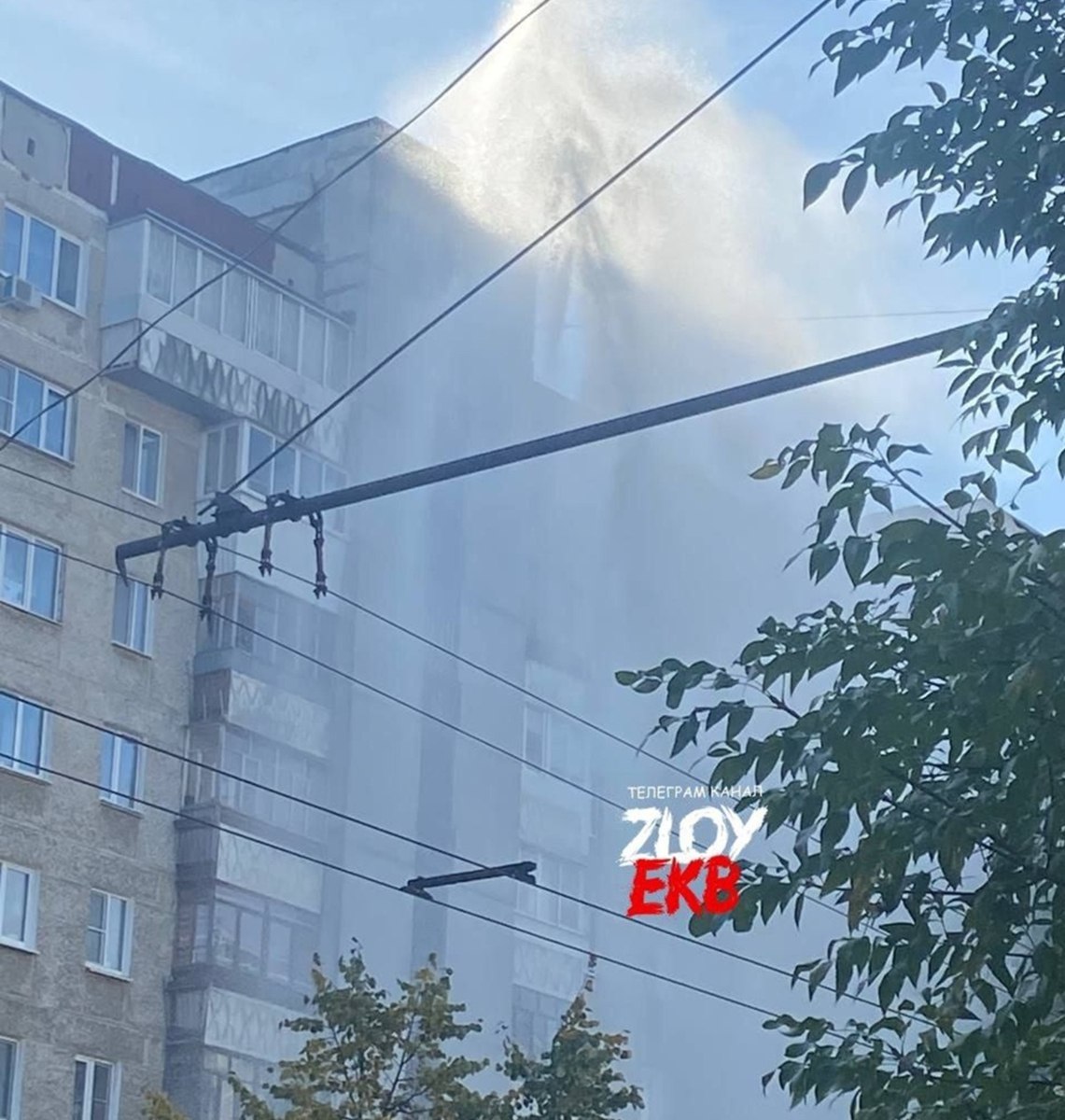 Сегодня в Екатеринбурге из под земли внезапно забил огромный фонтан Судя по снимкам очевидцев он был размером с девятиэтажку Источник в администрации Екатеринбурга уточнил что коммунальная авария была под контролем и примерно через 40 минут фонтан заткнули Фото ТГ канал Злой Екатеринбург Подписывайся на ИА Уральский меридиан
