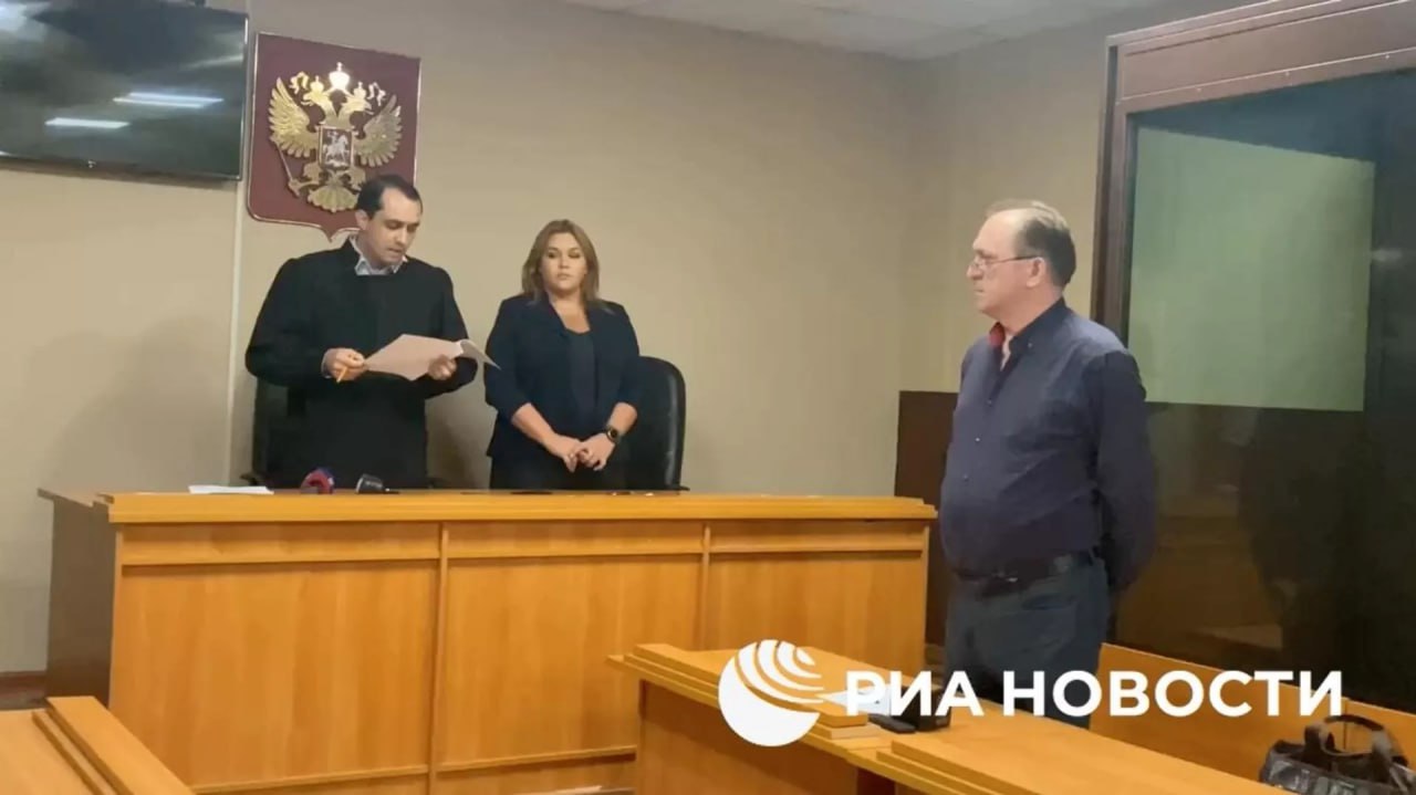 ‍ Владельца АЗС в Дагестане, где при взрыве заправки погибли 13 человек, перевели под домашний арест до 26 февраля, подтвердил руководитель объединенной пресс-службы судов общей юрисдикции республики Дагестан  Напомним, взрывы на автозаправочной станции при выезде из Махачкалы в сторону Нового Хушета прогремели вечером 27 сентября. После этого заправку охватил пожар.