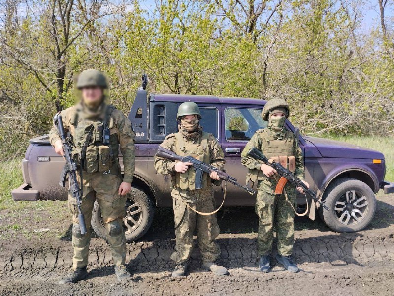 Центр поддержки семей мобилизованных приобрел для колымских бойцов «Ниву» Это компактный, манёвренный и выносливый внедорожник, идеально подходящий для выполнения боевых задач и перевозки грузов в полевых условиях. Даже по разбитым дорогам и бездорожью автомобиль легко пробирается к месту назначения. В кузове и салоне можно безопасно перевозить боеприпасы, медикаменты, продукты и другие необходимые вещи. Простая конструкция позволяет легко чинить «Ниву» прямо «в полях», без сложного оборудования. «Для нас было принципиально как можно скорее передать ребятам именно такой автомобиль, сочетающий всё необходимое – это настоящий помощник в сложных условиях фронта. Мы хотим, чтобы наша общая поддержка стала ещё мощнее!» — сообщила руководитель Центра поддержки семей мобилизованных, депутат Ксения Суханкина. Земляки, выполняющие боевые задачи "за ленточкой", поблагодарили центр за помощь. Источник: Работайте, братья! Колыма с вами! Ваш #КолымаСВОихНЕбросает