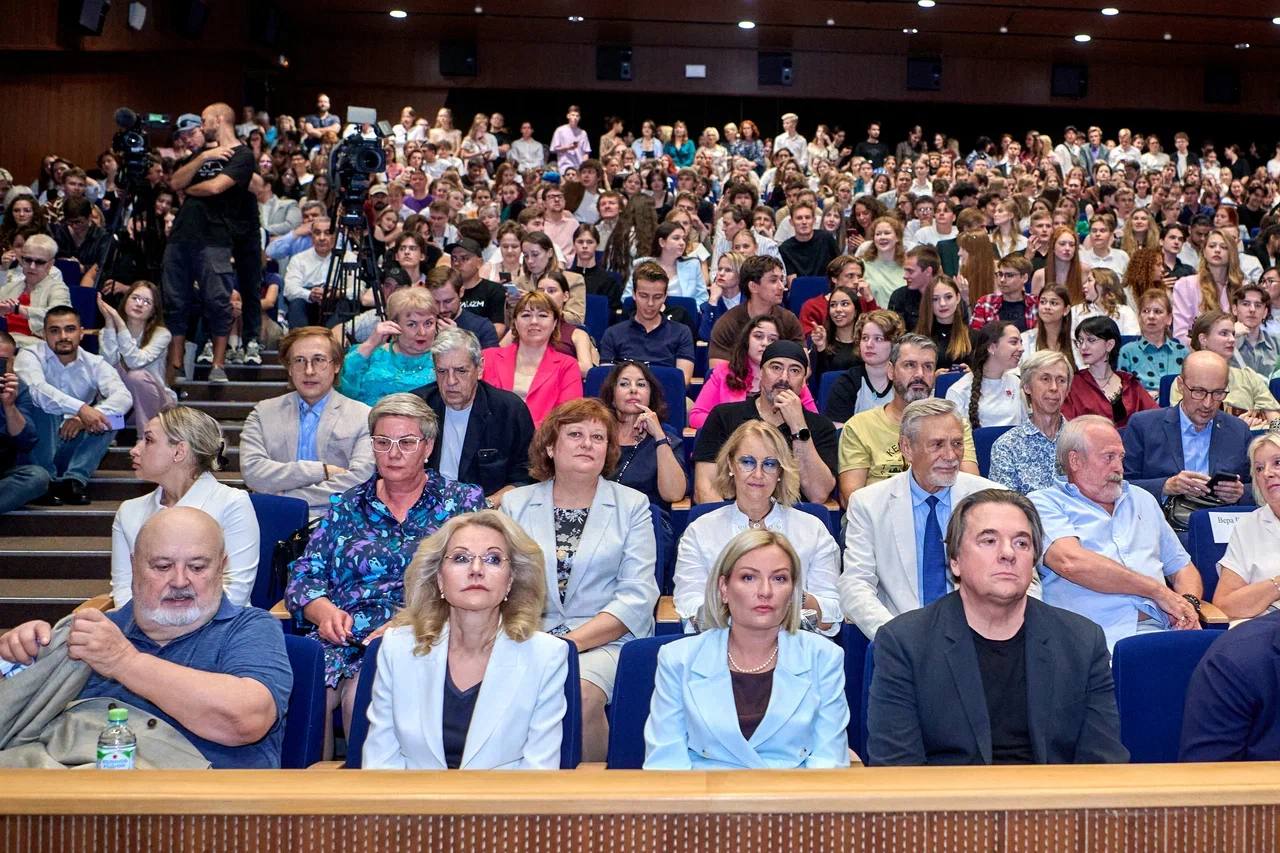 Посетила ВГИК вместе с вице-премьером Татьяной Голиковой и гендиректором Первого канала Константином Эрнстом  Поздравили студентов с началом нового учебного года. Осмотрели выставку работ выпускников художественного факультета. Побывали на съемочной площадке в павильоне операторского факультета.  Отмечу, что в структуре ВГИКа появился Институт анимации и цифровых технологий, а также Научно-исследовательский институт киноискусства и кинообразования.  По поручению Президента России вуз будет получать грант на дипломные работы в размере 146 млн рублей. Финансовая поддержка распространяется на полнометражные, документальные и анимационные картины.  Поздравляю ВГИК со 105-летием и желаю студентам успехов!